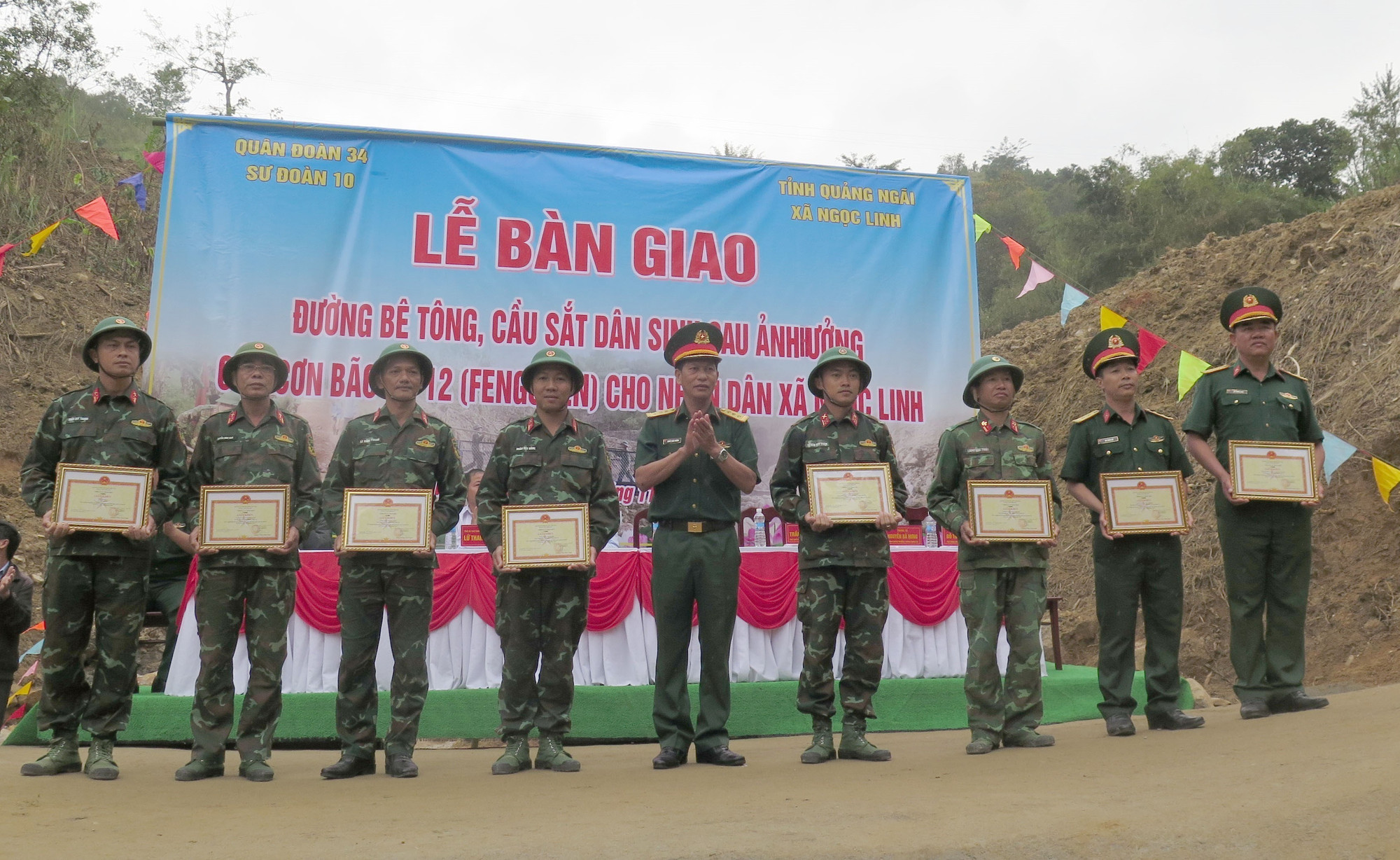 Thượng tá Khuất Xuân Trường, Phó Sư đoàn trưởng Sư đoàn 10, Quân đoàn 34, tặng Giấy khen cho các cán bộ, chiến sỹ tham gia làm đường.