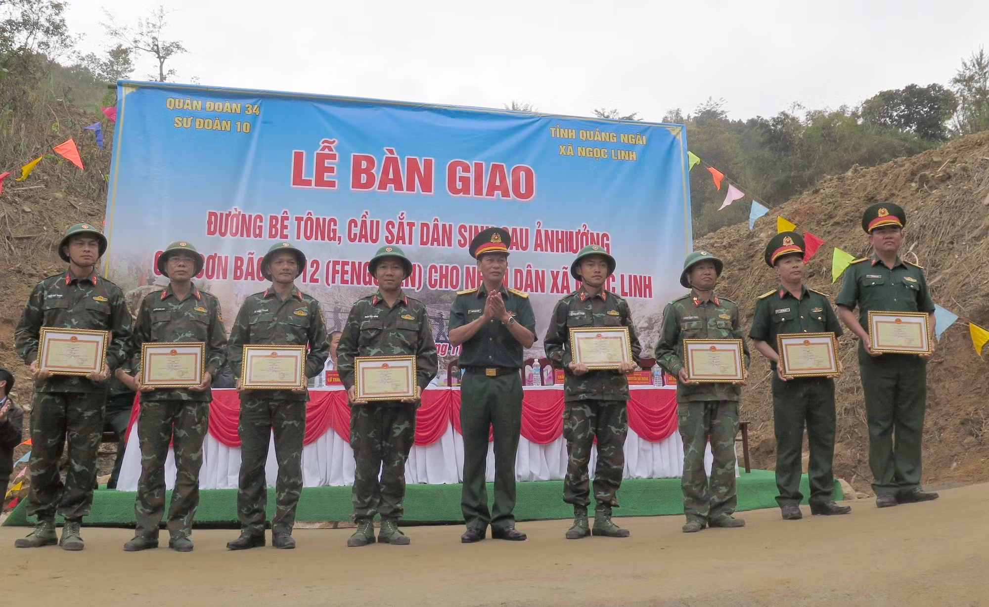 Thượng tá Khuất Xuân Trường, Phó Sư đoàn trưởng Sư đoàn 10, Quân đoàn 34, tặng Giấy khen cho các cán bộ, chiến sỹ tham gia làm đường.