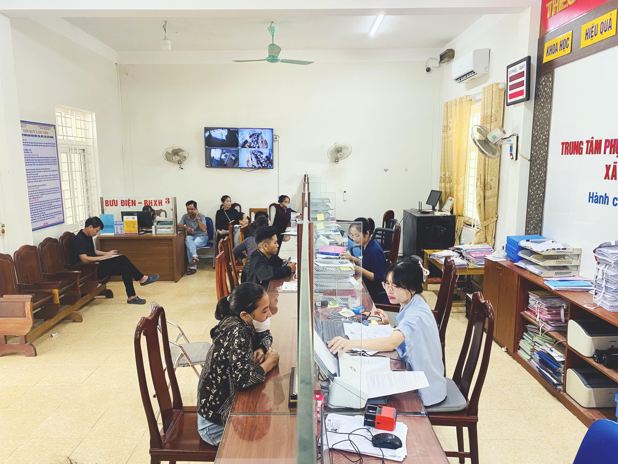 Người dân đến giao dịch tại Trung tâm phục vụ hành chính công xã Thiên Cầm (tỉnh Hà Tĩnh). Người dân đến giao dịch tại Trung tâm phục vụ hành chính công xã Thiên Cầm (tỉnh Hà Tĩnh).