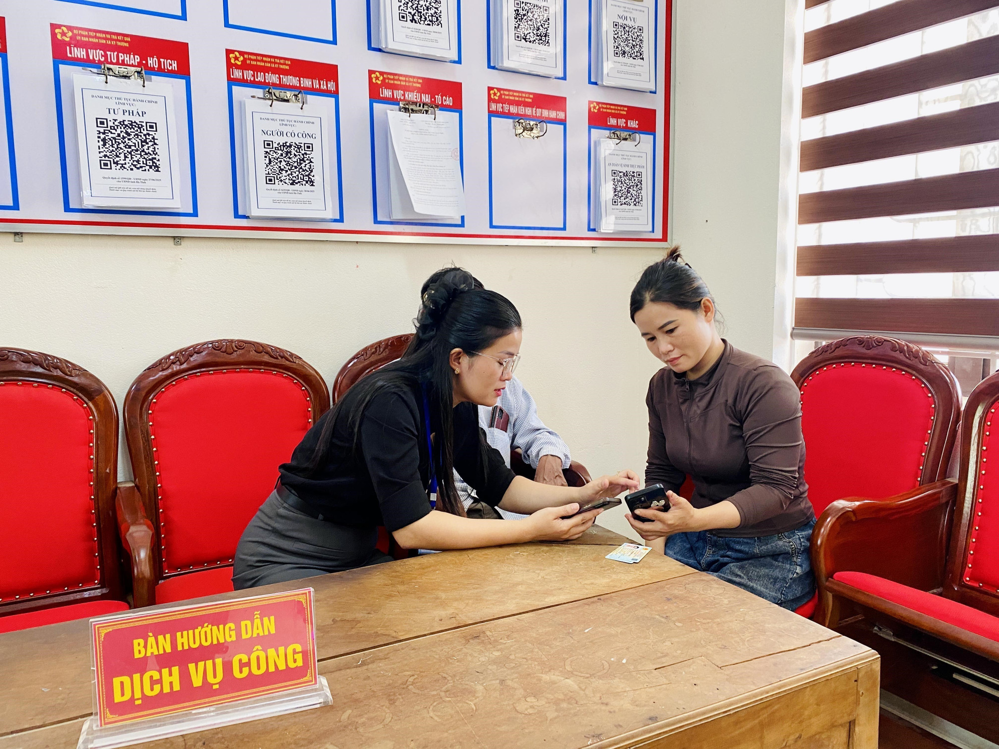Lãnh đạo Trung tâm phục vụ hành chính công xã Kỳ Thượng (tỉnh Hà Tĩnh) trực tiếp hướng dẫn người dân đăng kí hồ sơ trực tuyến. Lãnh đạo Trung tâm phục vụ hành chính công xã Kỳ Thượng (tỉnh Hà Tĩnh) trực tiếp hướng dẫn người dân đăng kí hồ sơ trực tuyến.