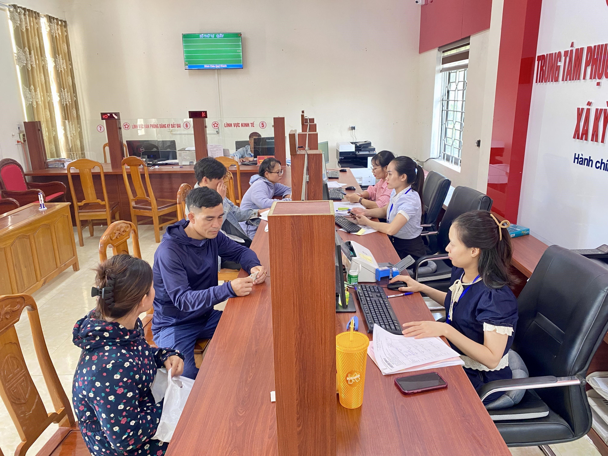 Trung tâm phục vụ hành chính công xã Kỳ Thượng (tỉnh Hà Tĩnh) hiện còn thiếu 3 công chức. Trung tâm phục vụ hành chính công xã Kỳ Thượng (tỉnh Hà Tĩnh) hiện còn thiếu 3 công chức.