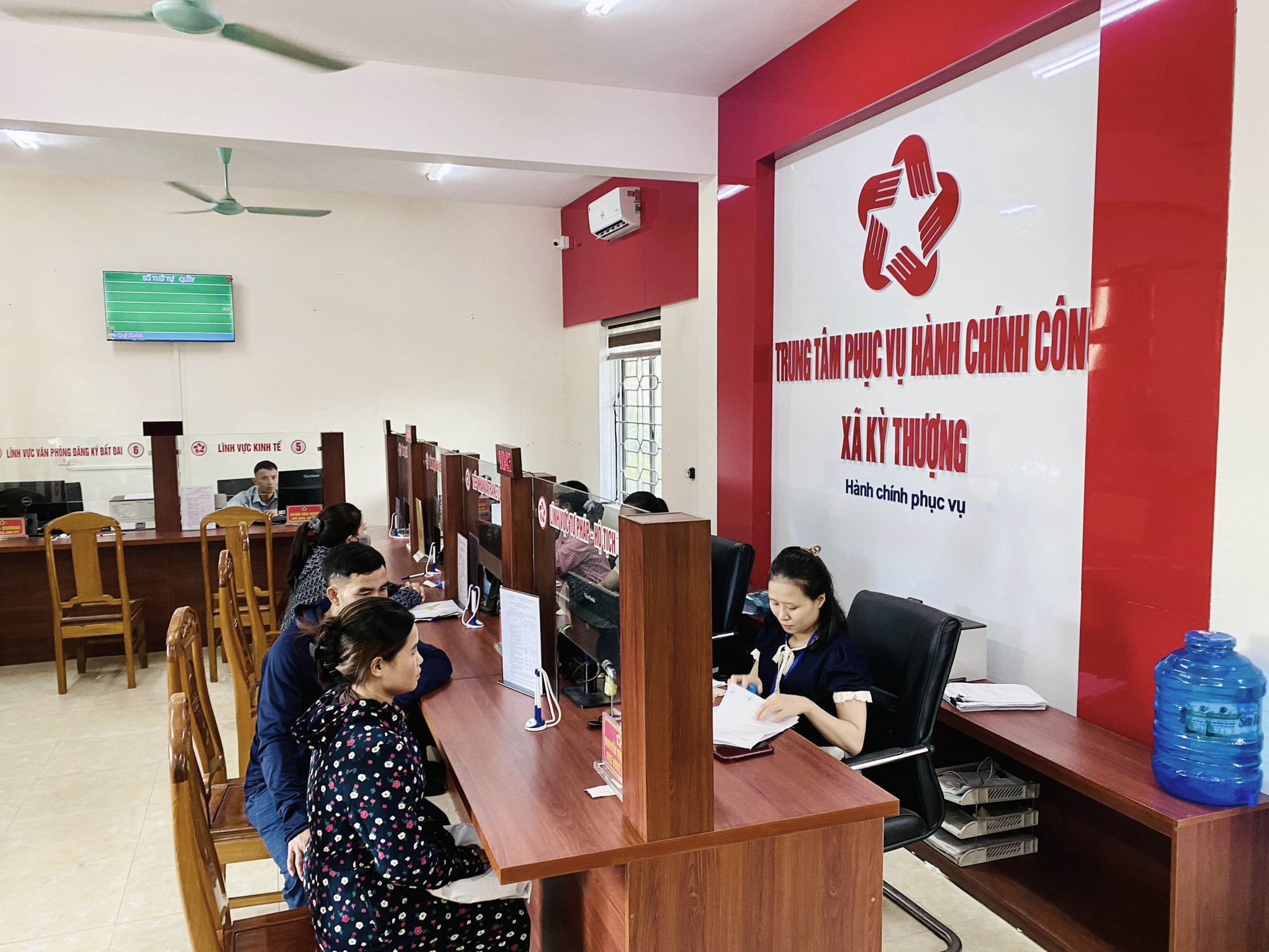 Người dân đến giao dịch tại Trung tâm phục vụ hành chính công xã Kỳ Thượng (tỉnh Hà Tĩnh). Người dân đến giao dịch tại Trung tâm phục vụ hành chính công xã Kỳ Thượng (tỉnh Hà Tĩnh).