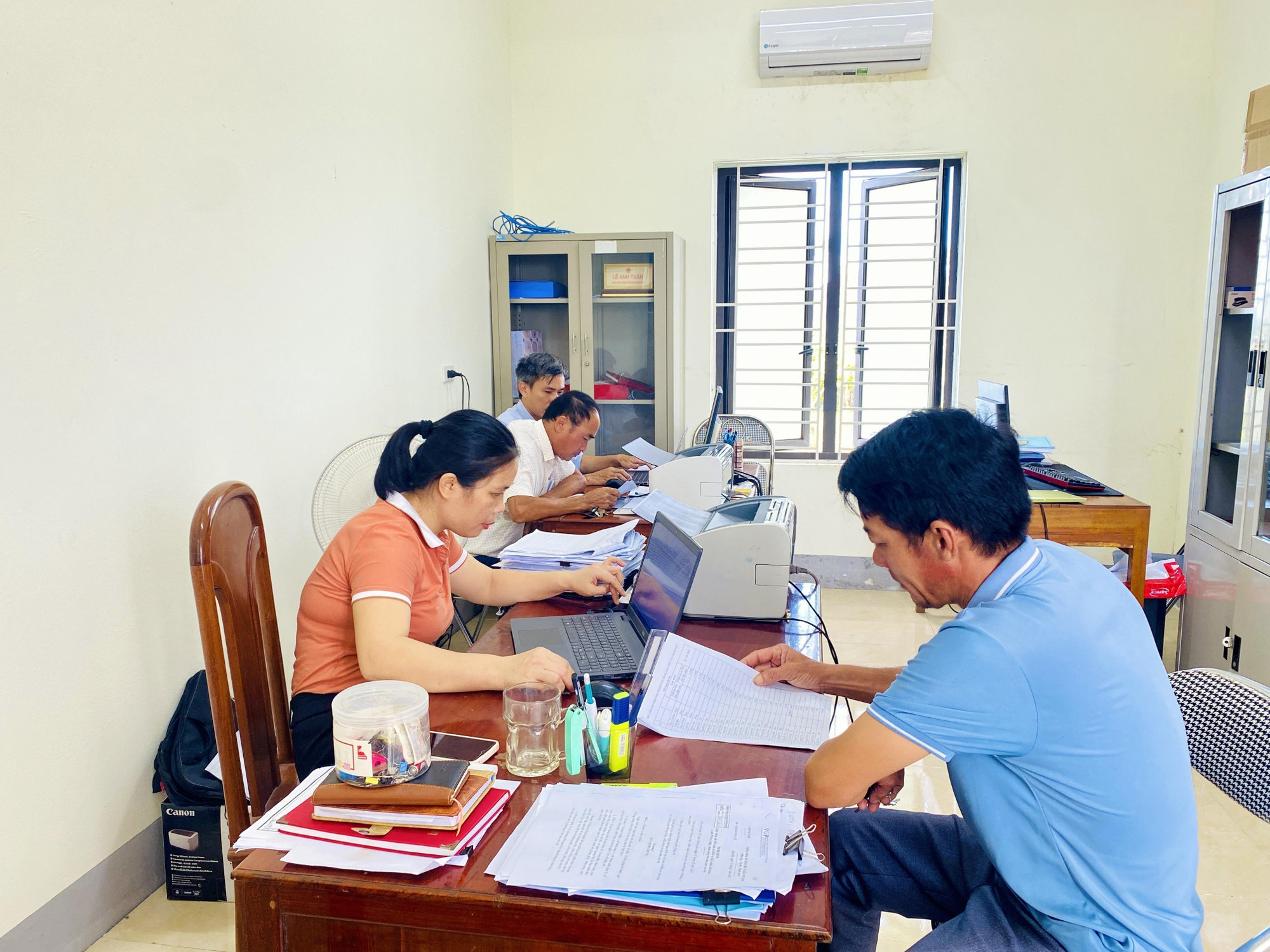 Cán bộ phòng Kinh tế xã Thiên Cầm (tỉnh Hà Tĩnh) trong giờ làm việc. Cán bộ phòng Kinh tế xã Thiên Cầm (tỉnh Hà Tĩnh) trong giờ làm việc.
