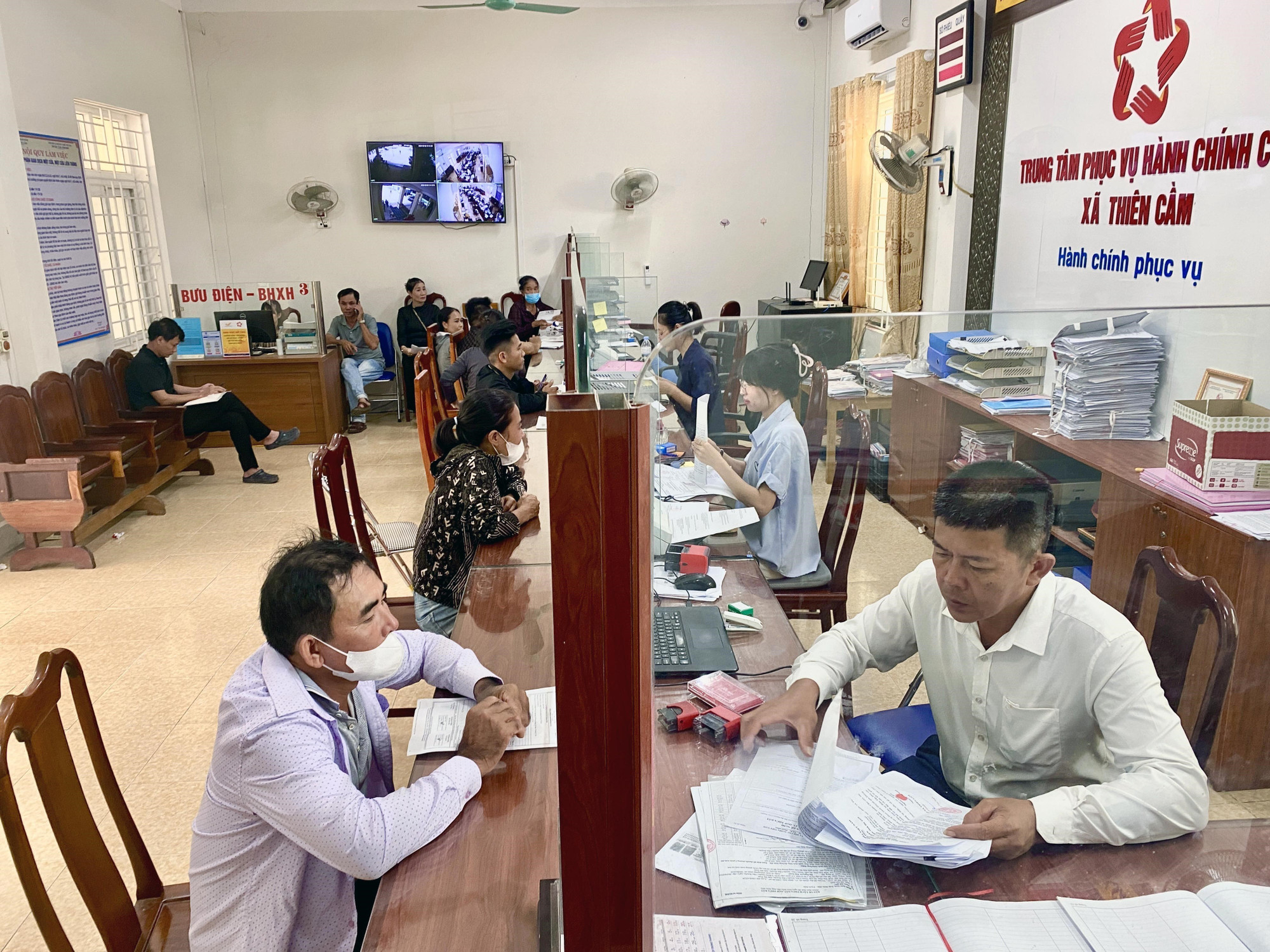 Người dân đến giao dịch tại Trung tâm phục vụ hành chính công xã Thiên Cầm (tỉnh Hà Tĩnh). chinh-quyen-hai-cap-ha-tinh-7.jpg