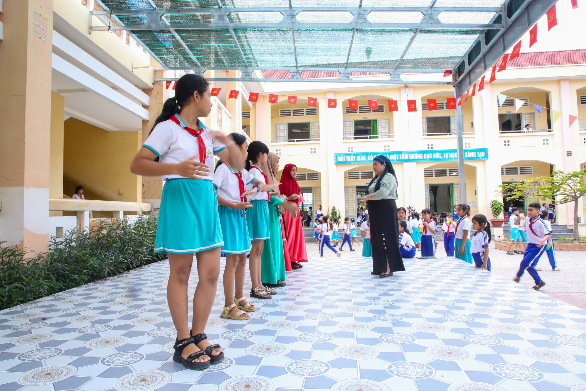 Cô A Mi Ná luôn tận tụy trong từng tiết học và được học sinh, đồng nghiệp quý mến. Ảnh: Giang Phương/TTXVN