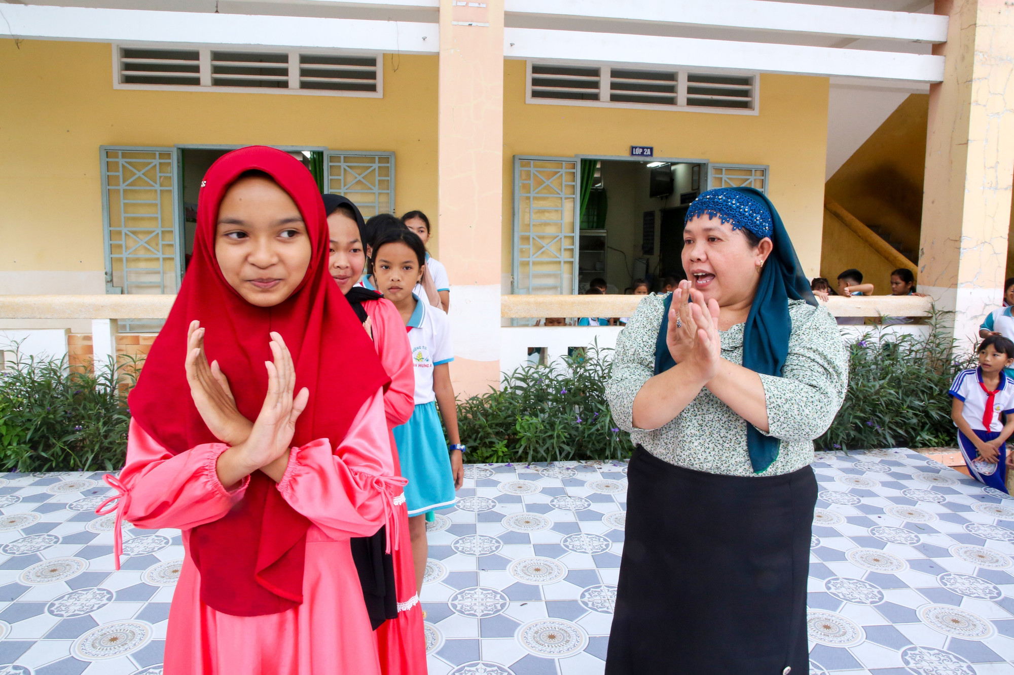 Cô A Mi Ná tận tình hướng dẫn học sinh từng động tác múa Chăm, giúp học sinh giữ gìn và bảo tồn văn hóa truyền thống dân tộc trong những giờ ngoại khóa. Ảnh: Giang Phương/TTXVN