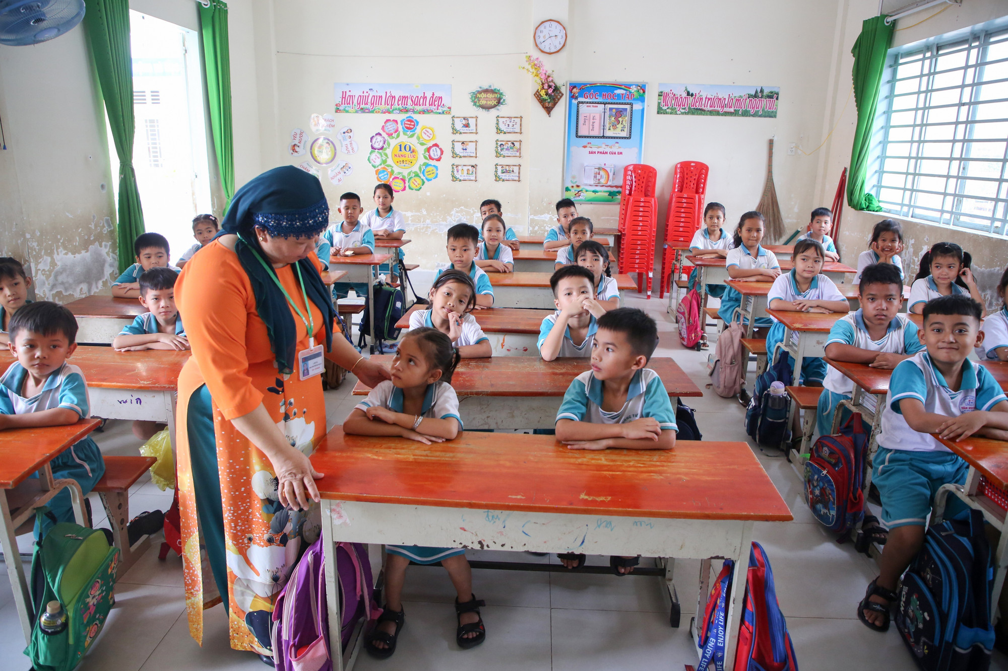 Cô A Mi Ná luôn gần gũi hướng dẫn, động viên học sinh. Ảnh: Giang Phương/TTXVN