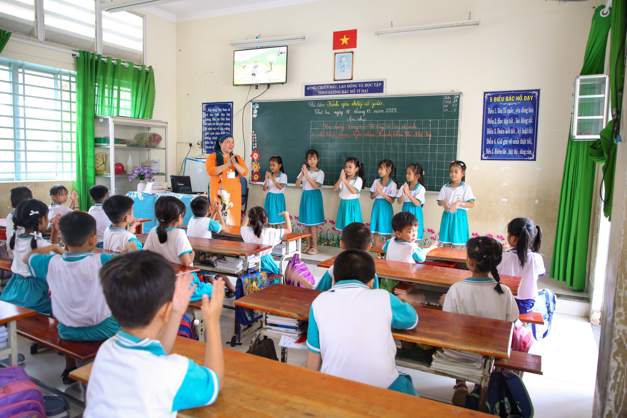 Cô giáo Chăm A Mi Ná tận tụy hành trình “trồng người” trên mảnh đất biên giới Tây Ninh suốt 21 năm qua. Ảnh: Giang Phương – TTXVN