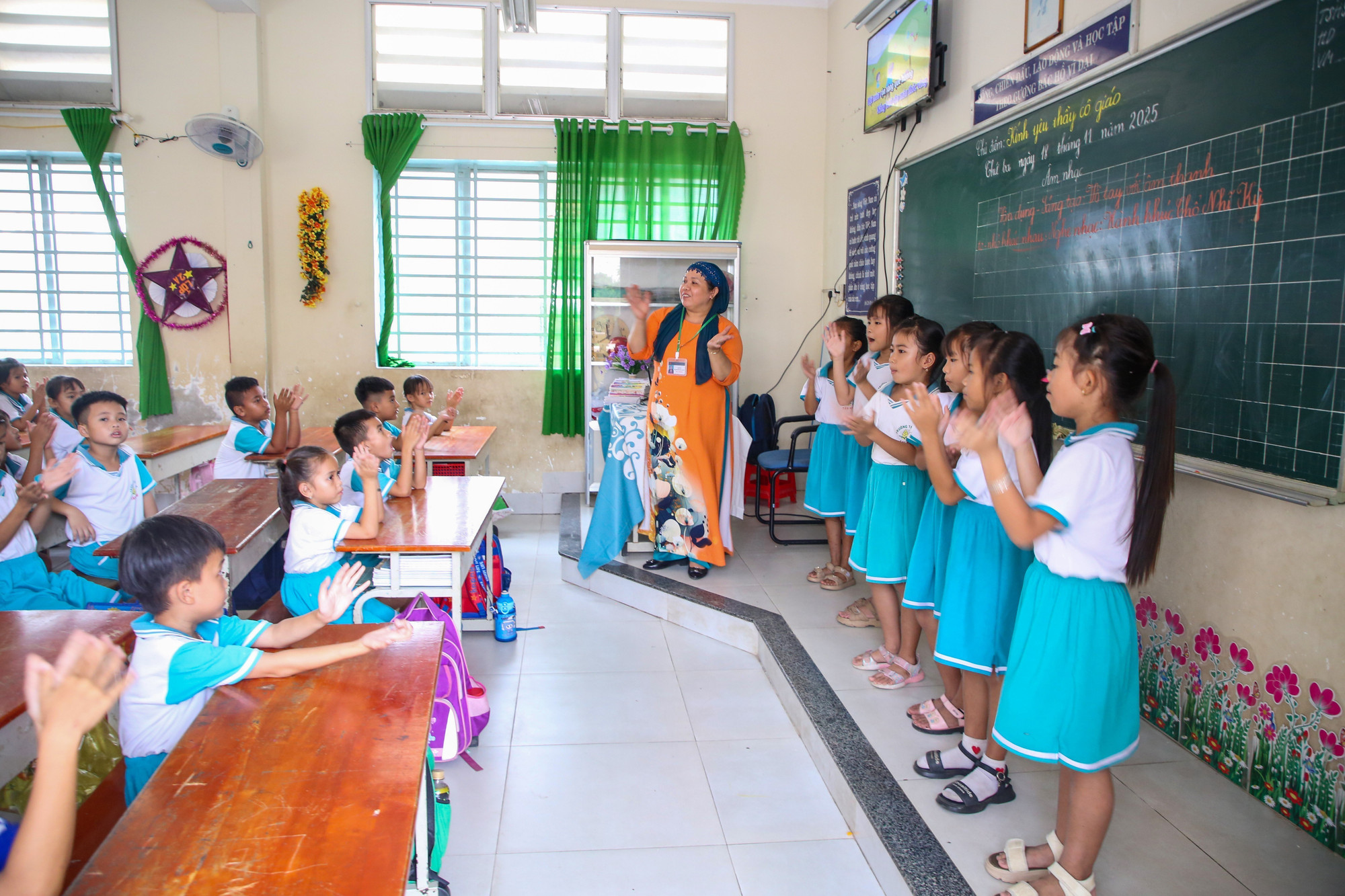 Mỗi tiết học âm nhạc của cô A Mi Ná đều tạo ra một không gian gần gũi, vui tươi, giúp học sinh tiếp thu dễ dàng. Ảnh: Giang Phương/TTXVN