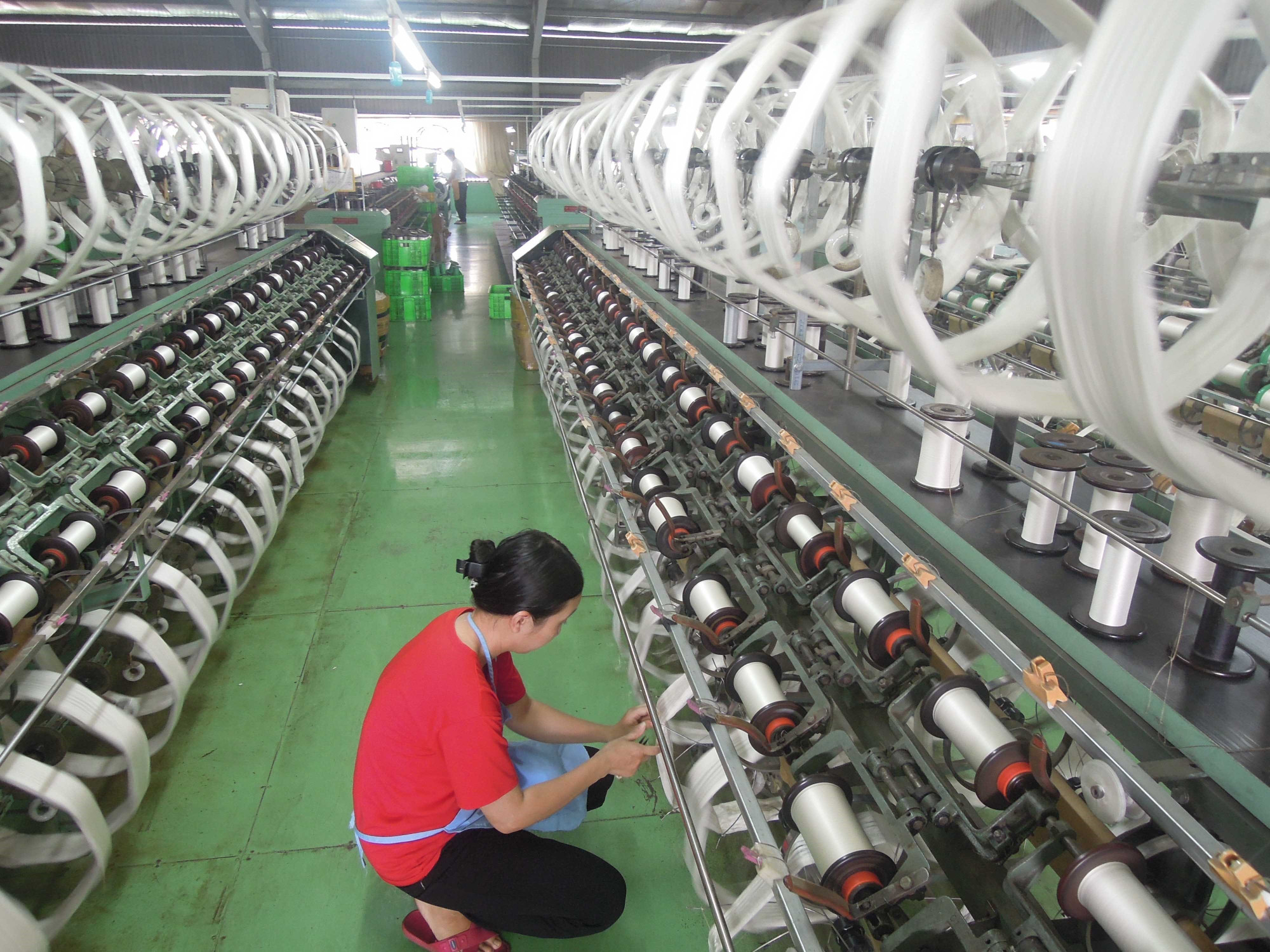 Công ty TNHH Xe tơ - Dệt lụa Hà Bảo (Phường B’Lao, tỉnh Lâm Đồng) vẫn giữ vững nghề dệt lụa dù phải gặp rất nhiều khó khăn. nganh-det-lua-to-tam-blao-2.jpg