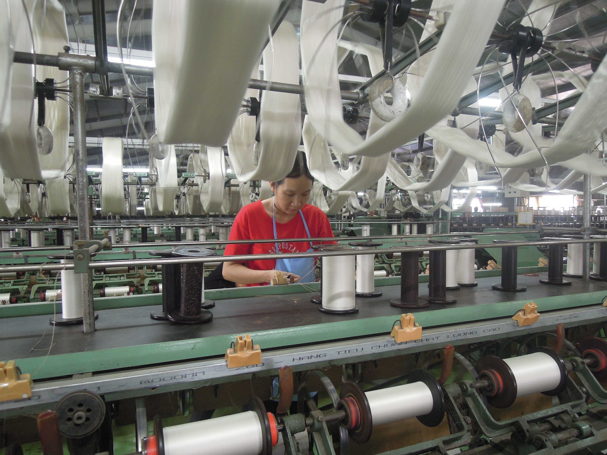 Công ty TNHH Xe tơ - Dệt lụa Hà Bảo (Phường B’Lao, tỉnh Lâm Đồng) vẫn giữ vững nghề dệt lụa dù phải gặp rất nhiều khó khăn. nganh-det-lua-to-tam-blao-4.jpg