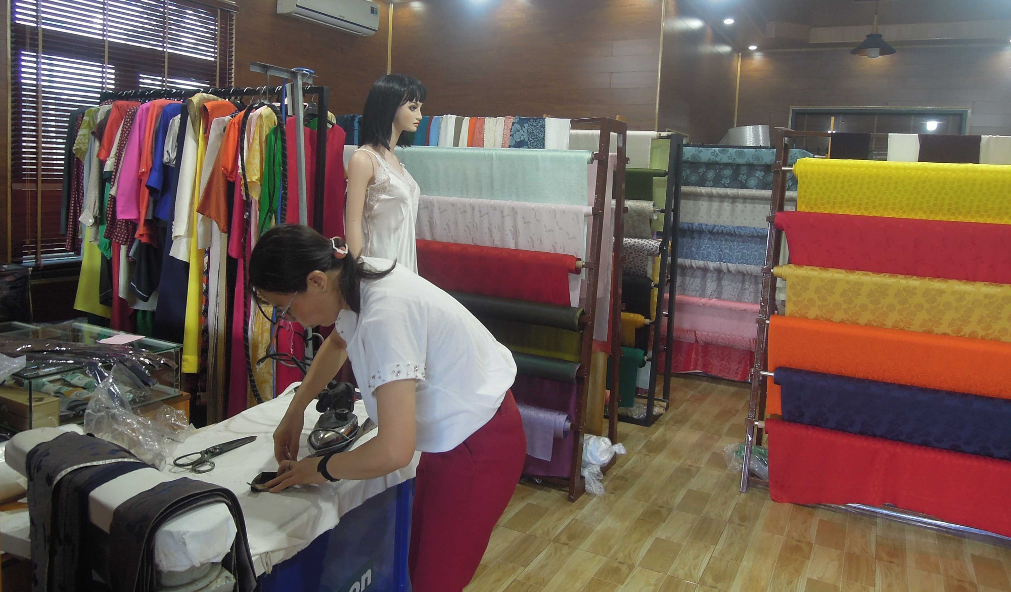 Công ty TNHH Xe tơ - Dệt lụa Hà Bảo (Phường B’Lao, tỉnh Lâm Đồng) vẫn giữ vững nghề dệt lụa dù phải gặp rất nhiều khó khăn. Công ty TNHH Xe tơ - Dệt lụa Hà Bảo (Phường B’Lao, tỉnh Lâm Đồng) vẫn giữ vững nghề dệt lụa dù phải gặp rất nhiều khó khăn.