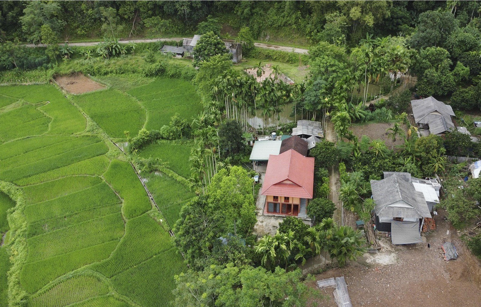 Xóm Lũy Ải hay còn gọi là Mường Ải mang vẻ đẹp hoài niệm với những nóc nhà sàn nằm ven sườn đồi, trong thung lũng xứ Mường Bi rộng lớn.