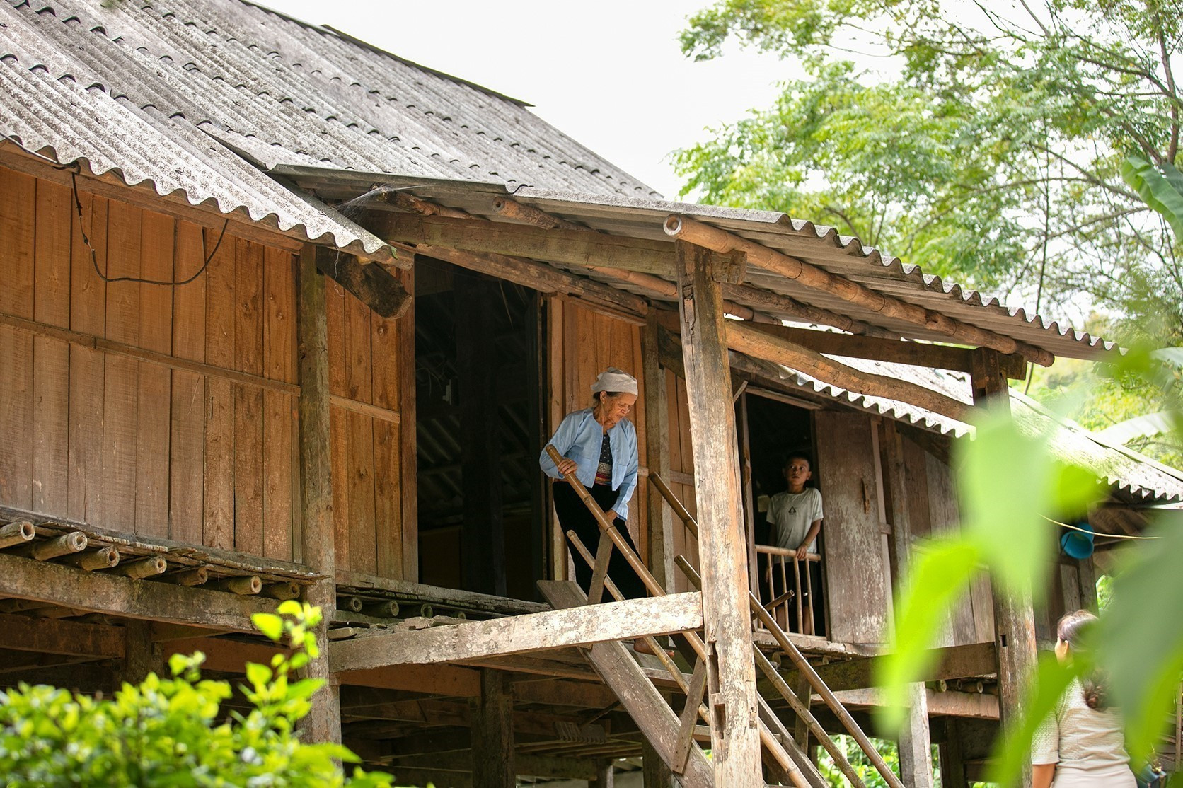 Người dân xóm Lũy Ải sinh sống trong những căn nhà sàn truyền thống, những phong tục, tập quán, sinh hoạt hằng ngày vẫn được gìn giữ qua nhiều thế hệ.