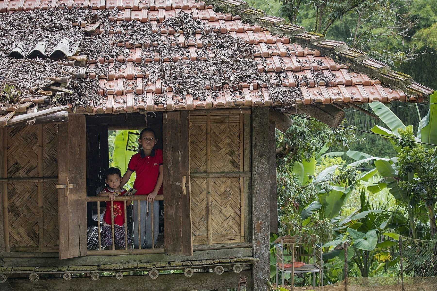 100% hộ dân xóm Lũy Ải sinh sống trong những căn nhà sàn truyền thống, những phong tục, tập quán và nét sinh hoạt hàng ngày vẫn được gìn giữ hầu như nguyên vẹn qua nhiều thế hệ.