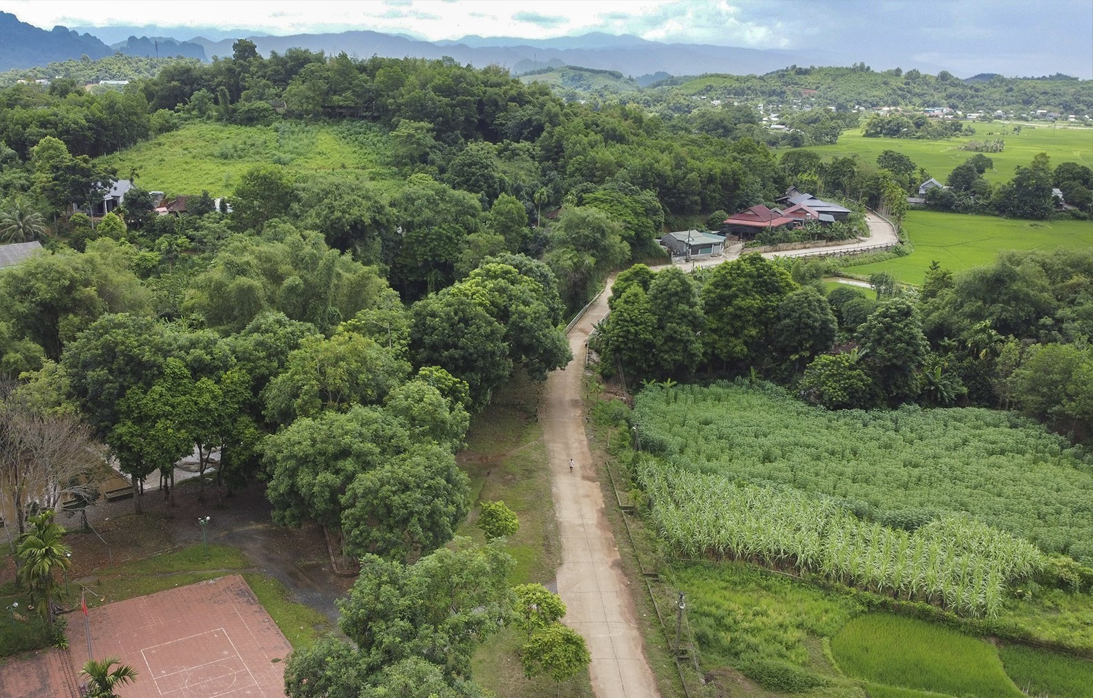 Xóm Lũy Ải hay còn gọi là Mường Ải mang vẻ đẹp hoài niệm với những nóc nhà sàn nằm ven sườn đồi, trong thung lũng xứ Mường Bi rộng lớn.