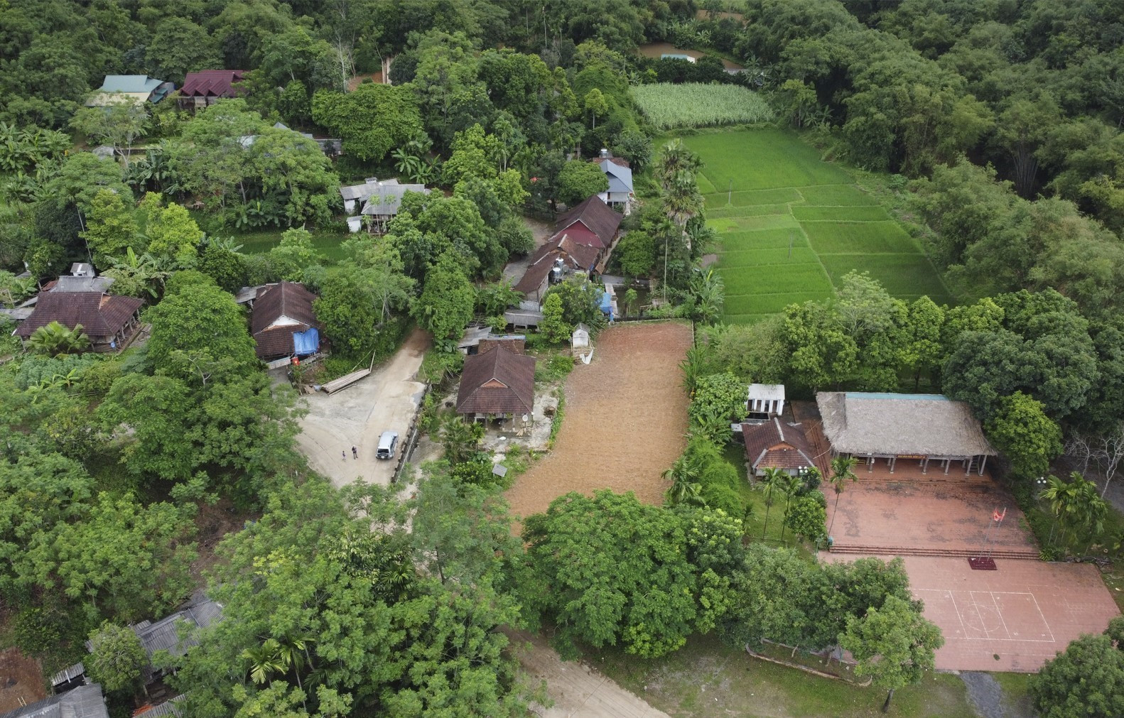 Xóm Lũy Ải hay còn gọi là Mường Ải mang vẻ đẹp hoài niệm với những nóc nhà sàn nằm ven sườn đồi, trong thung lũng xứ Mường Bi rộng lớn.