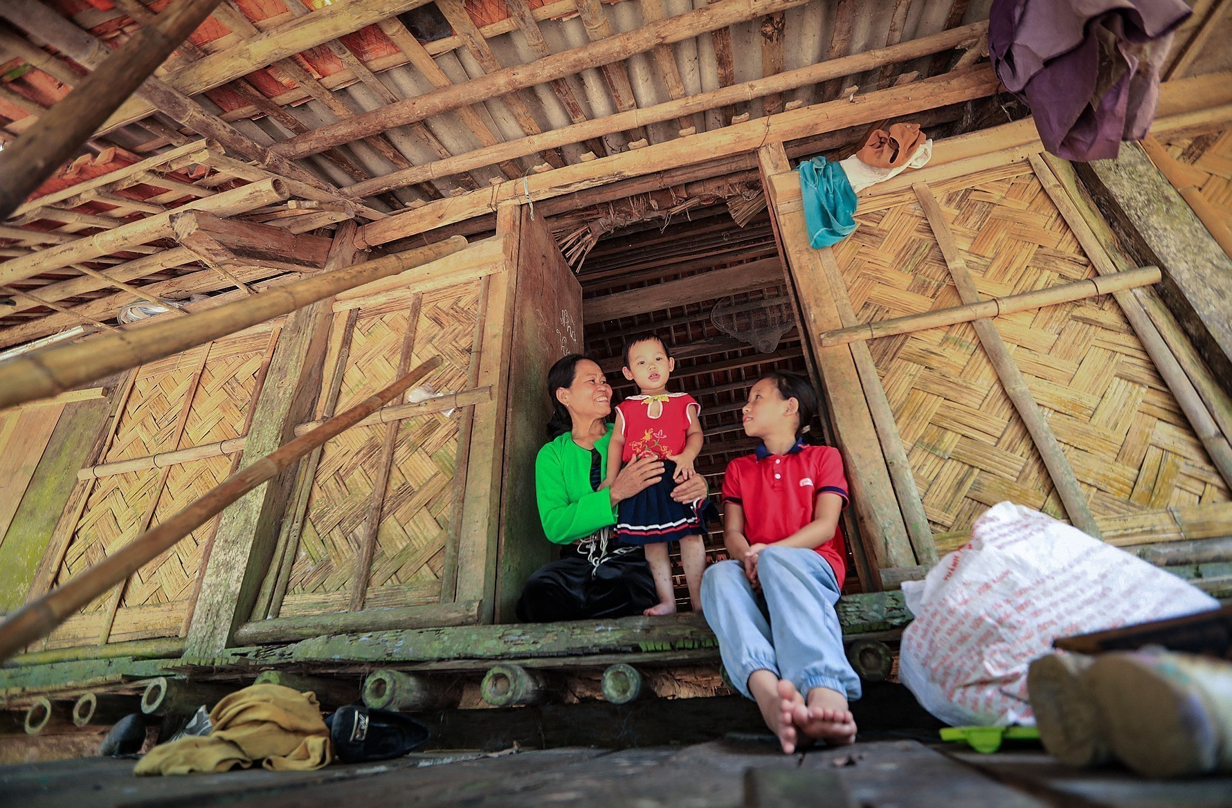 100% hộ dân tại xóm Lũy Ải sinh sống trong những căn nhà sàn truyền thống, những phong tục, tập quán và nét sinh hoạt hằng ngày vẫn được gìn giữ hầu như nguyên vẹn qua nhiều thế hệ.