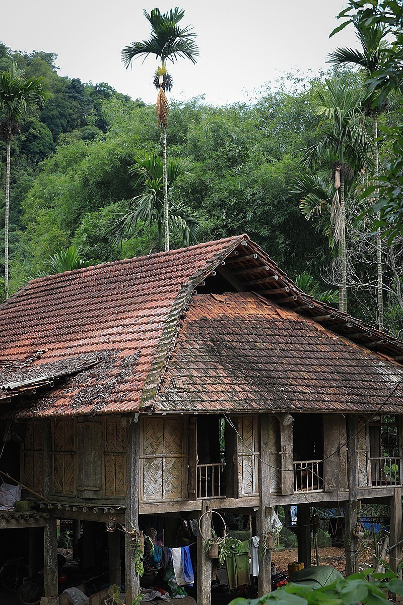 Những ngôi nhà sàn trầm mặc cổ kính tại xóm Mường cổ Lũy Ải, xã mường Bi.