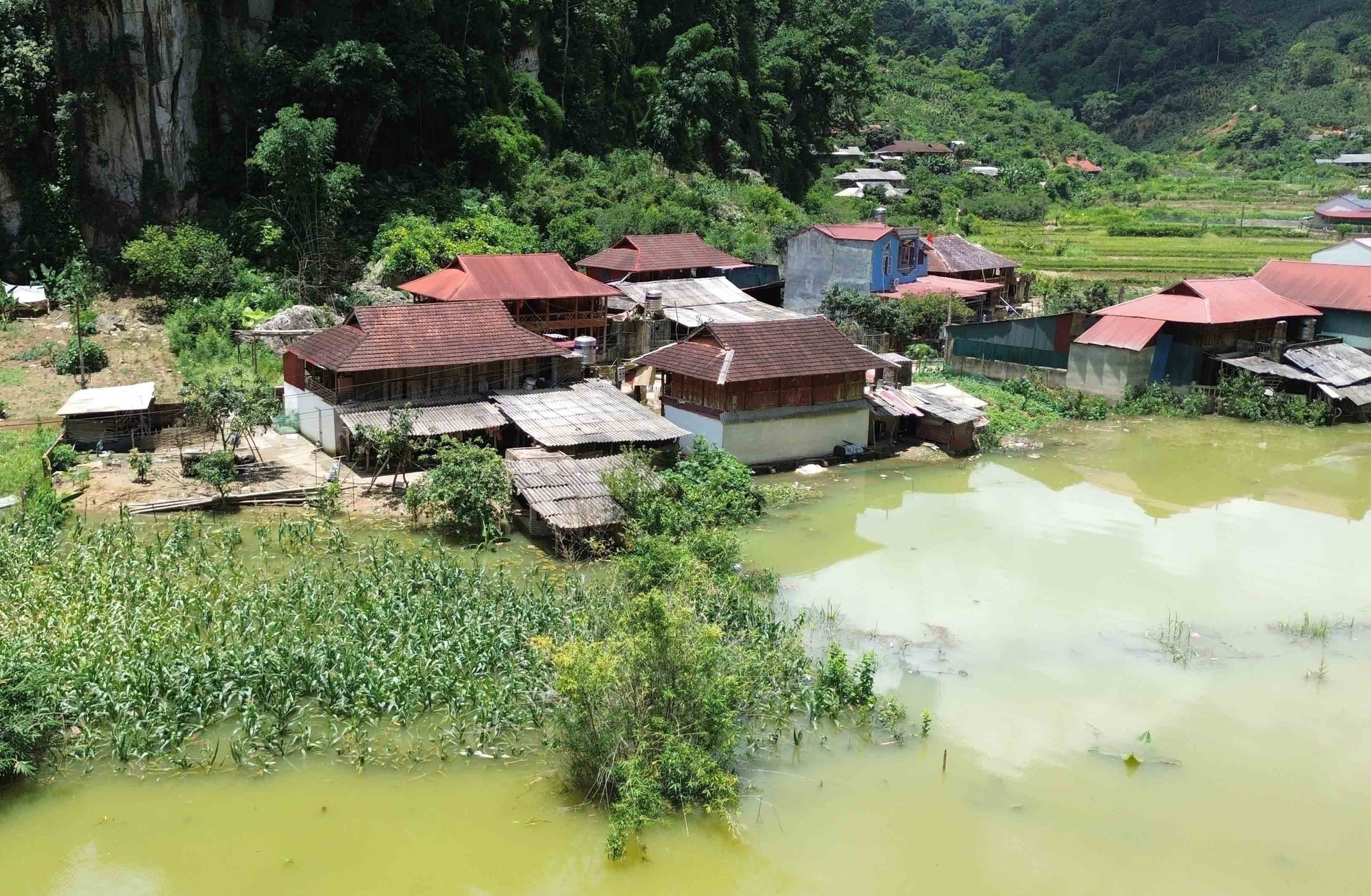 Đến chiều 4/7/2025, Bản Phiêng Nghè bị ngập úng trên diện tích khoảng 2 ha; 15 hộ gia đình bị ảnh hưởng, trong đó, có 7 hộ gia đình phải di dời khẩn cấp. Đến chiều 4/7/2025, Bản Phiêng Nghè bị ngập úng trên diện tích khoảng 2 ha; 15 hộ gia đình bị ảnh hưởng, trong đó, có 7 hộ gia đình phải di dời khẩn cấp.