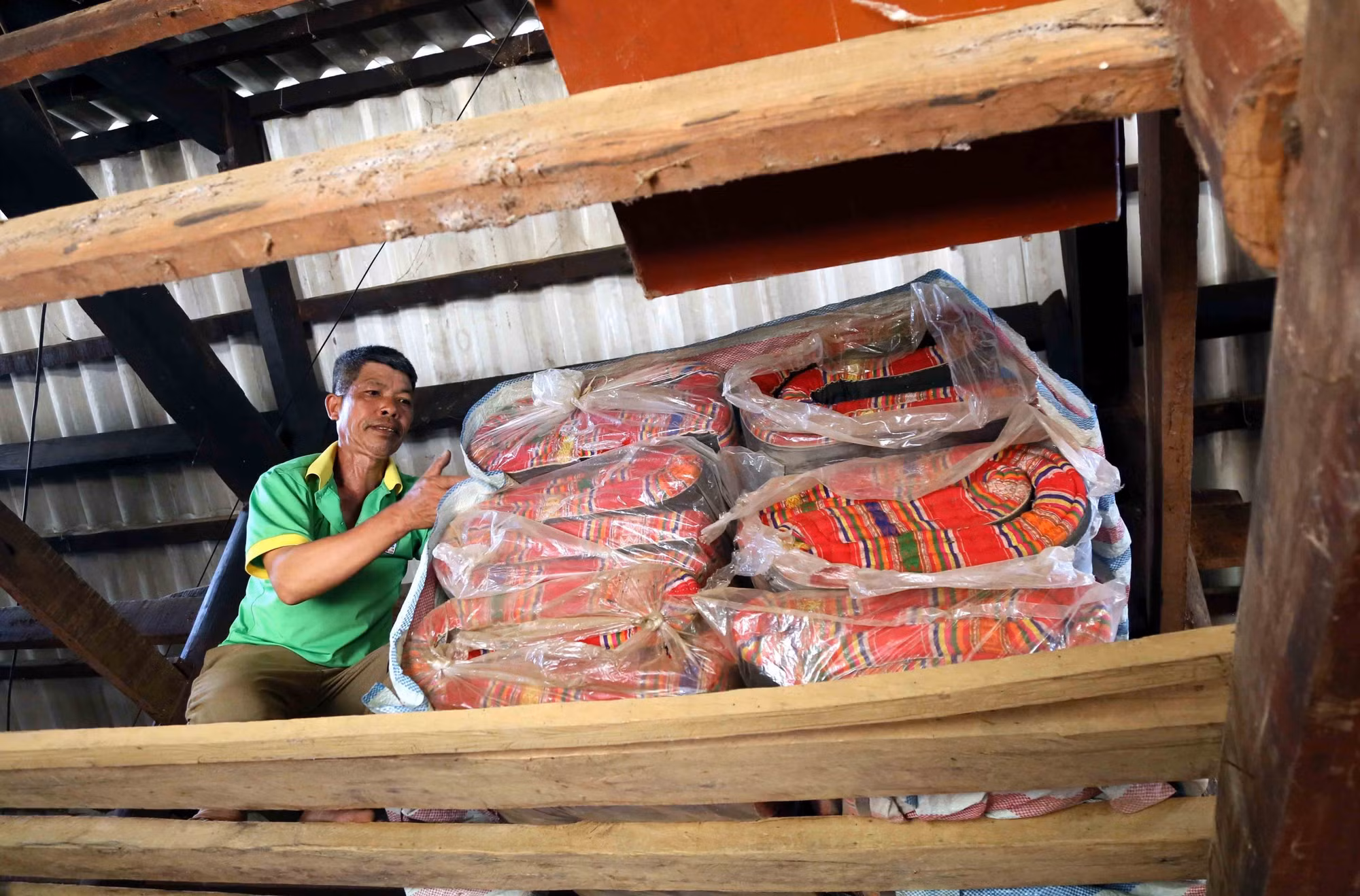 Ông Tòng Văn Mẳn, bản Phiêng Nghè vận chuyển cất đồ dùng trong gia đinh lên cao.