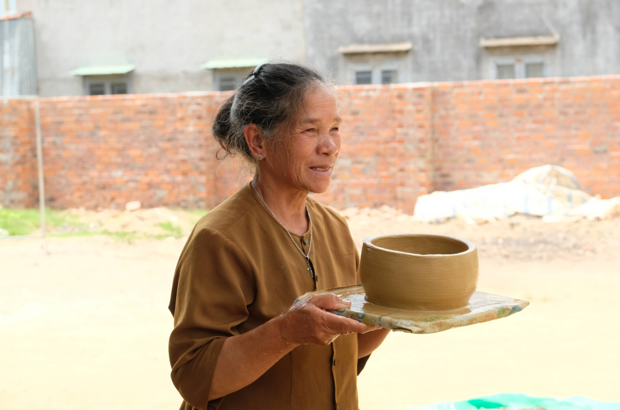 Một sản phẩm gốm Churu được đã được tạo hình, sau đó được phơi khô thật kỹ rồi mới đem nung bằng bếp củi để cho ra thành phẩm.