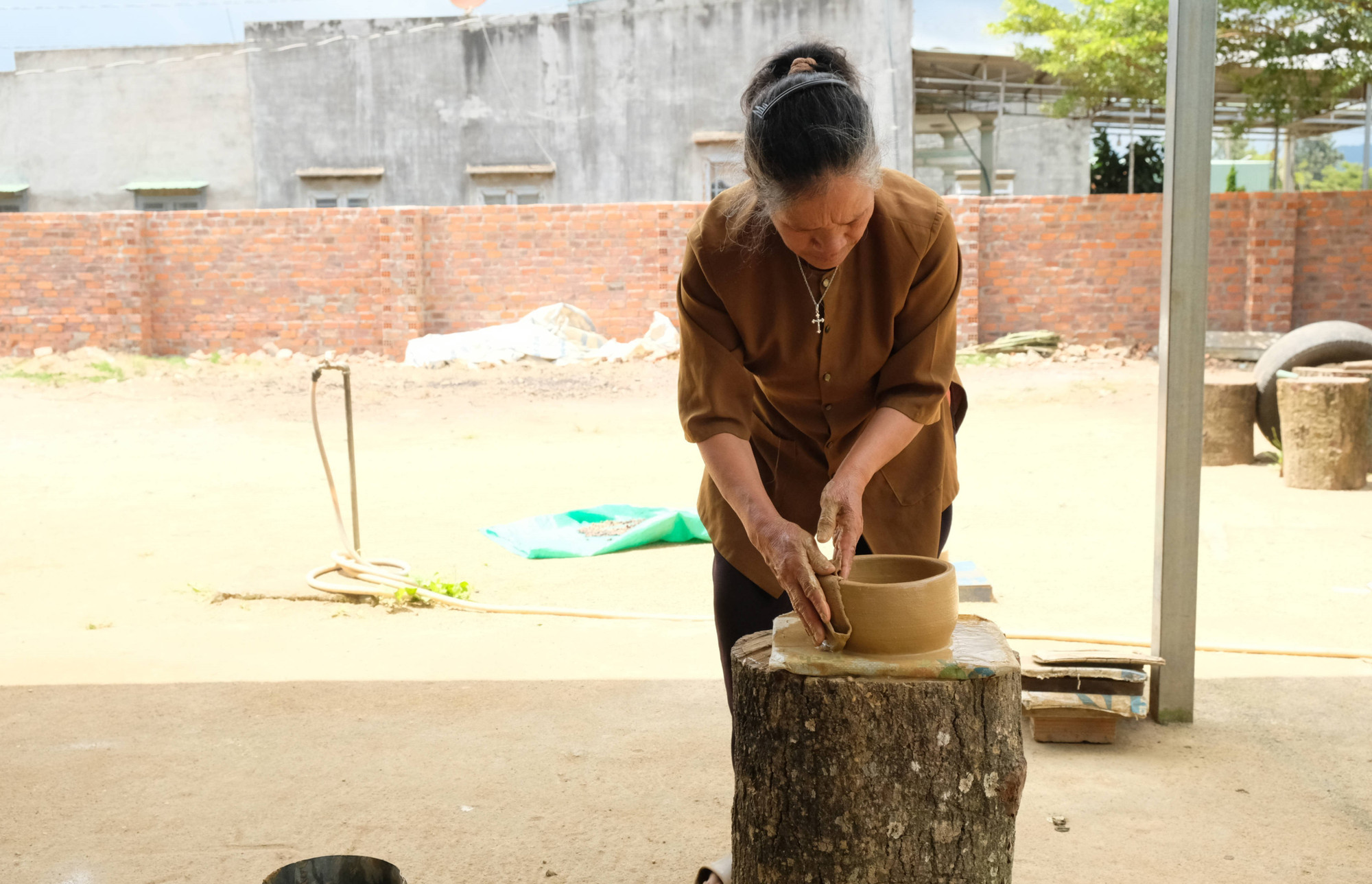 Nghệ nhân Ma Ly hoàn thiện tạo hình cho một sản phẩm gốm Churu.