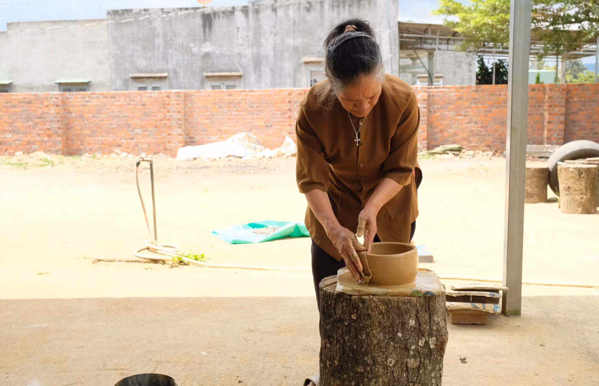 Nghệ nhân Ma Ly hoàn thiện tạo hình cho một sản phẩm gốm Churu.