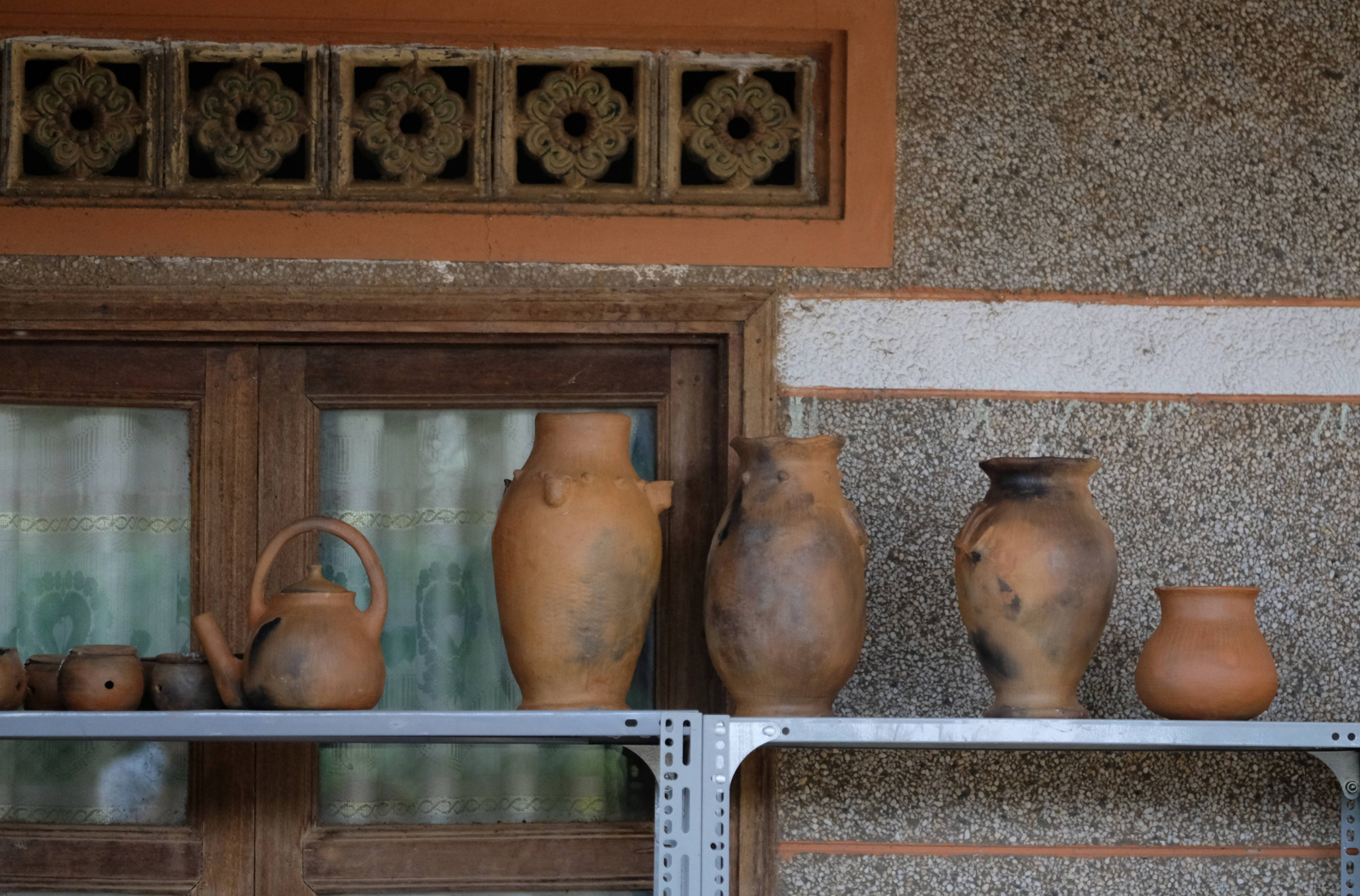 Các sản phẩm gốm Churu trưng bày trong sân nhà của nghệ nhân Ma Ly (thôn K’răng Gọ, xã Quảng Lập, tỉnh Lâm Đồng).