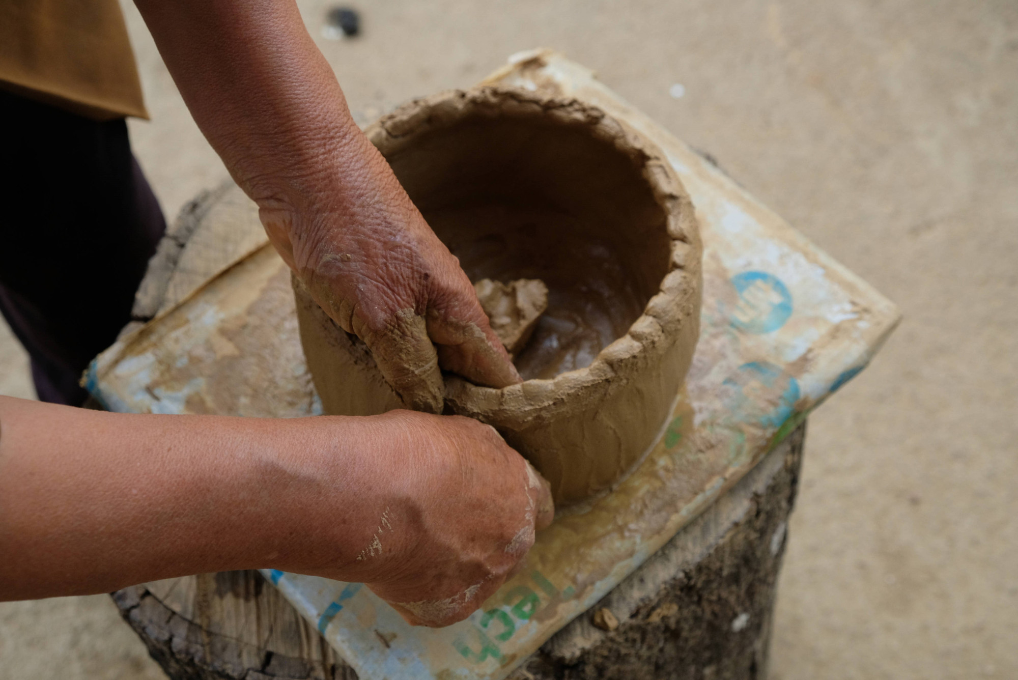 Sản phẩm gốm Churu có nhiều công đoạn và được làm hoàn toàn thủ công bằng tay của nghệ nhân.
