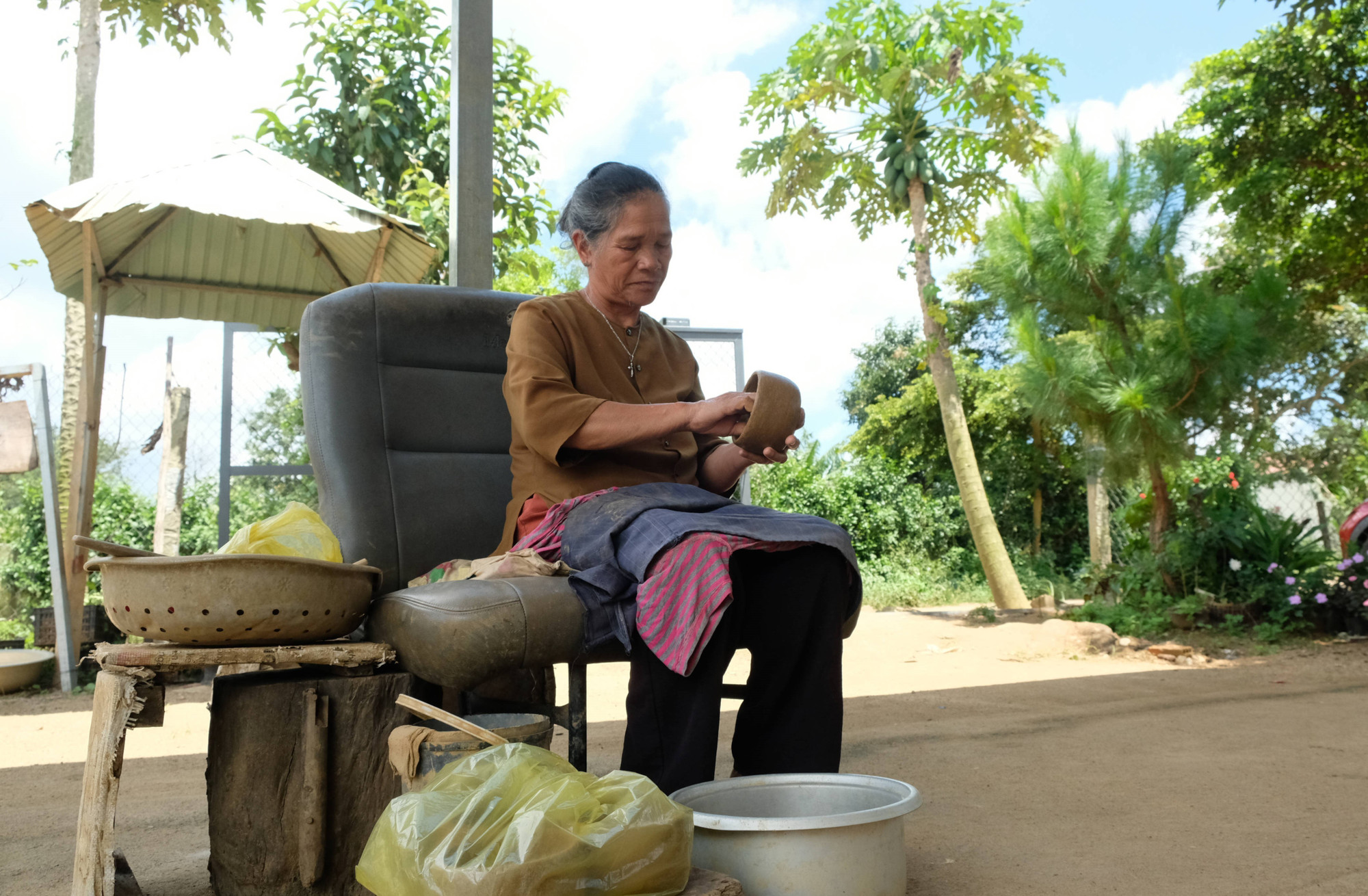 Nghệ nhân Ma Ly (thôn K’răng Gọ, xã Quảng Lập, tỉnh Lâm Đồng) miệt mài duy trì nghề làm gốm thủ công của người Churu suốt mấy chục năm qua.