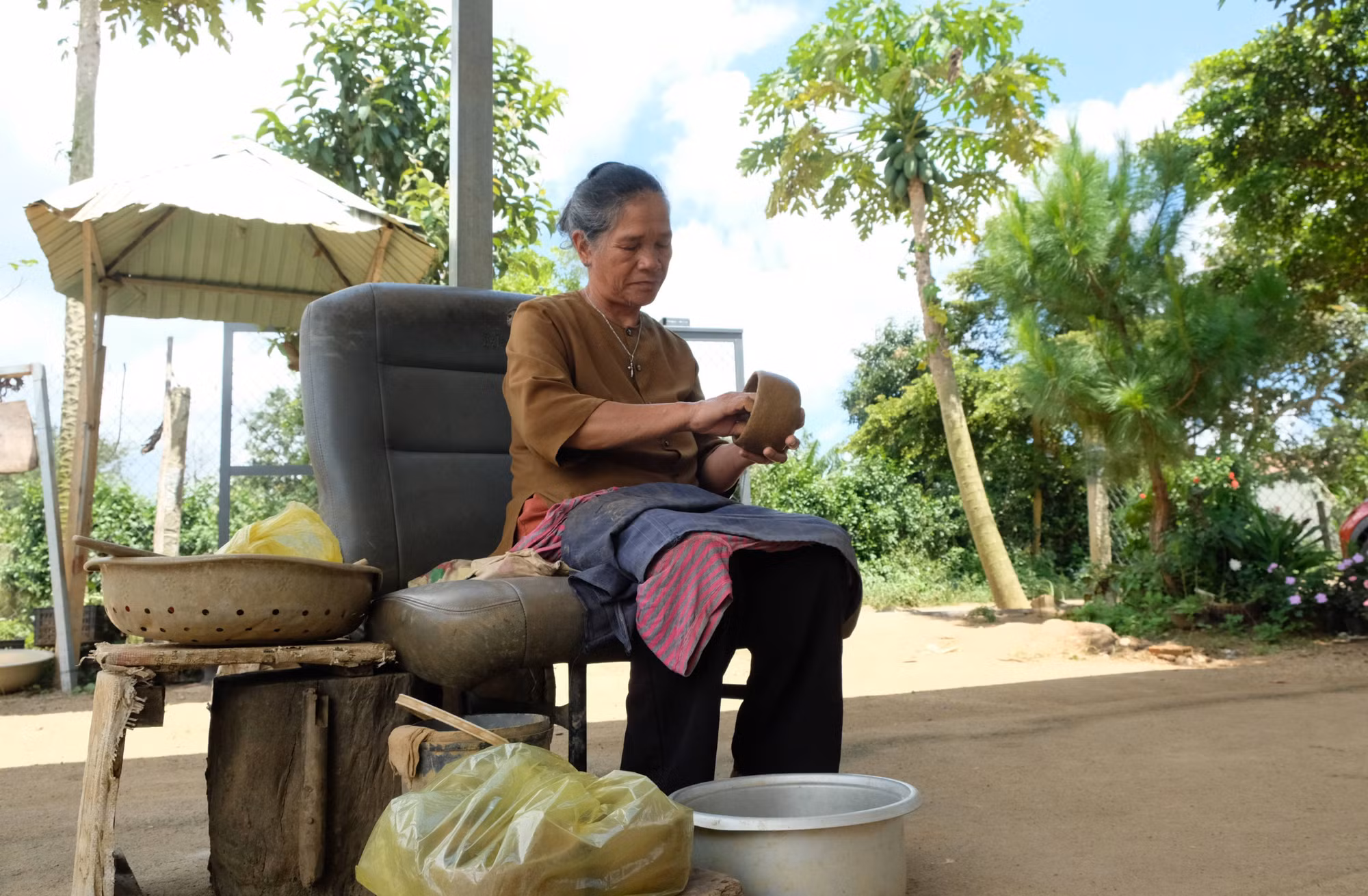 Nghệ nhân Ma Ly (thôn K’răng Gọ, xã Quảng Lập, tỉnh Lâm Đồng) miệt mài duy trì nghề làm gốm thủ công của người Churu suốt mấy chục năm qua.
