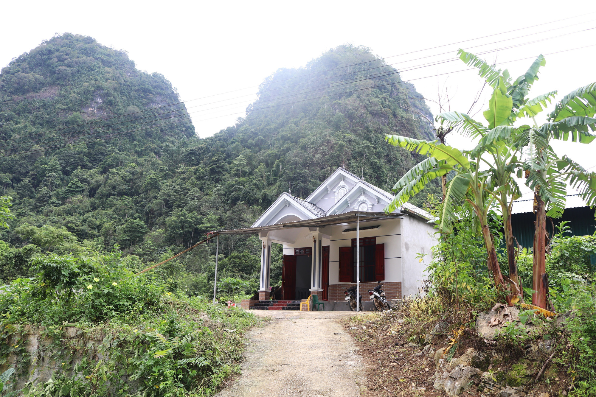 Một ngôi nhà khang trang được xây dựng nhờ sự hỗ trợ của Nhà nước trong chương trình xoá nhà tạm, nhà dột nát. xoanha-tam.jpg