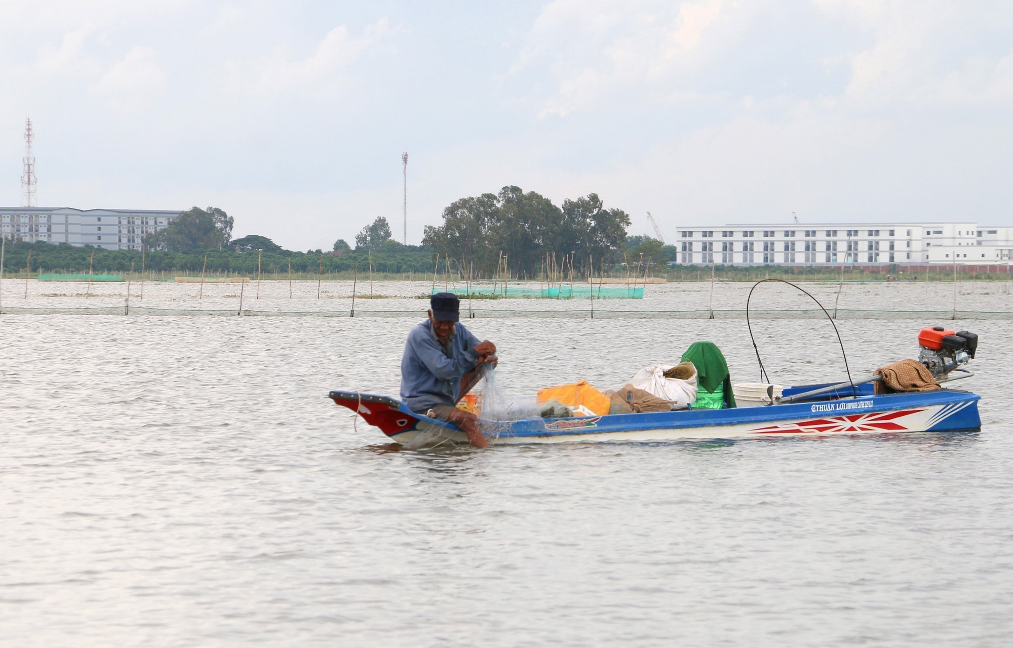 Người dân giăng lưới trên đồng lũ ở xã Vĩnh Xương, tỉnh An Giang.
