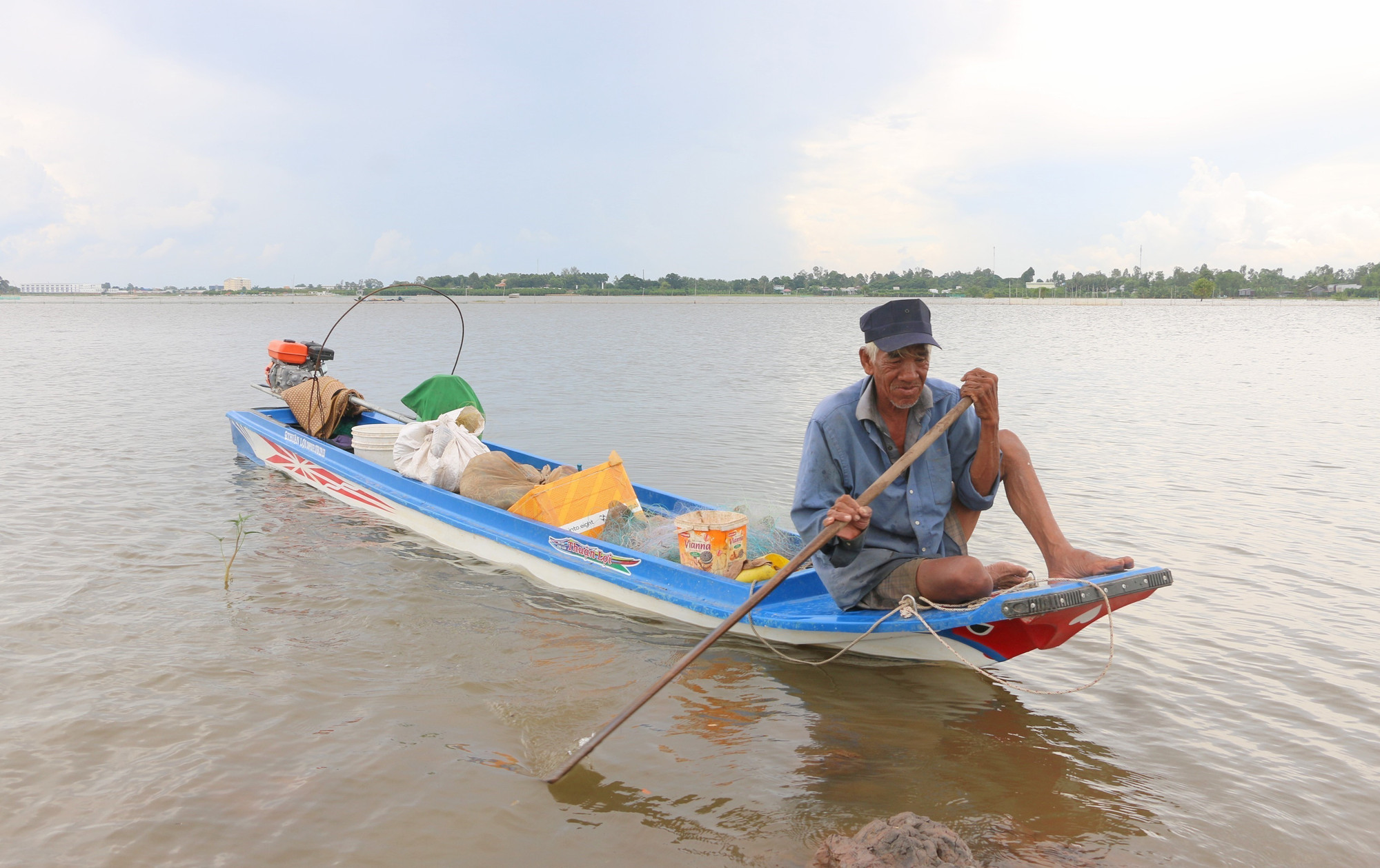 Người dân An Giang đánh bắt cá trên cánh đồng ngập lũ thuộc xã Vĩnh Xương, tỉnh An Giang.