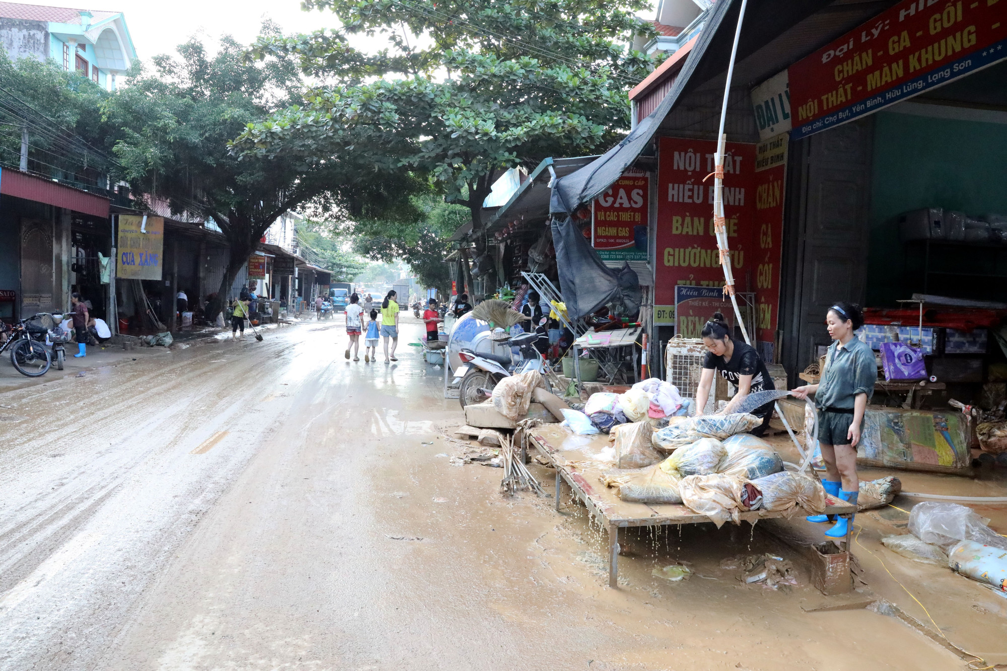 Nhân dân xã Yên Bình dọn dẹp nhà cửa, tài sản bị ngâm nước trong đợt mưa lũ lịch sử vừa qua. Nhân dân xã Yên Bình dọn dẹp nhà cửa, tài sản bị ngâm nước trong đợt mưa lũ lịch sử vừa qua.