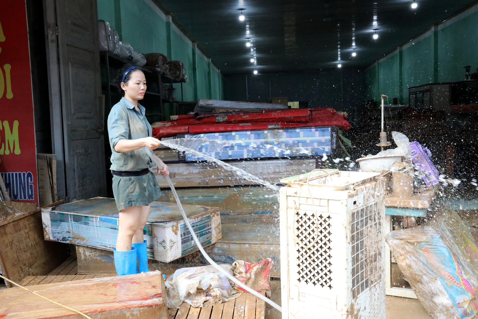 Gia đình chị Triệu Thị Tuyết ở thôn Đồng Bụt, xã Yên Bình, mất cả tỷ đồng bởi toàn bộ hàng hóa đều hưu hỏng sau trận mưa lũ lịch sử vừa qua. Gia đình chị Triệu Thị Tuyết ở thôn Đồng Bụt, xã Yên Bình, mất cả tỷ đồng bởi toàn bộ hàng hóa đều hưu hỏng sau trận mưa lũ lịch sử vừa qua.