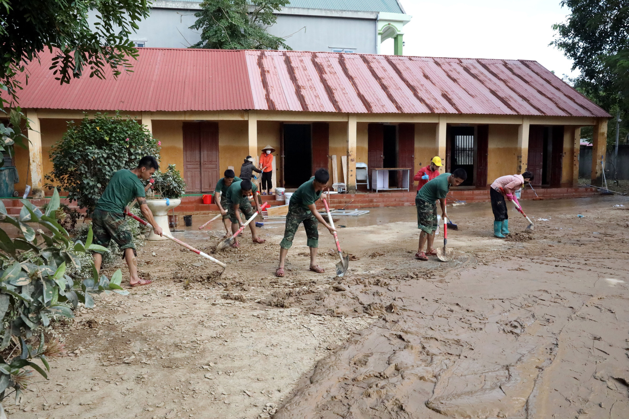 Cán bộ chiến sĩ Tiểu đoàn 6, Trung đoàn 12, Sư đoàn 3, Quân khu 1 giúp Trường Trung học cơ sở xã Yên Bình, tỉnh Lạng Sơn thu dọn vệ sinh trường lớp học. Cán bộ chiến sĩ Tiểu đoàn 6, Trung đoàn 12, Sư đoàn 3, Quân khu 1 giúp Trường Trung học cơ sở xã Yên Bình, tỉnh Lạng Sơn thu dọn vệ sinh trường lớp học.