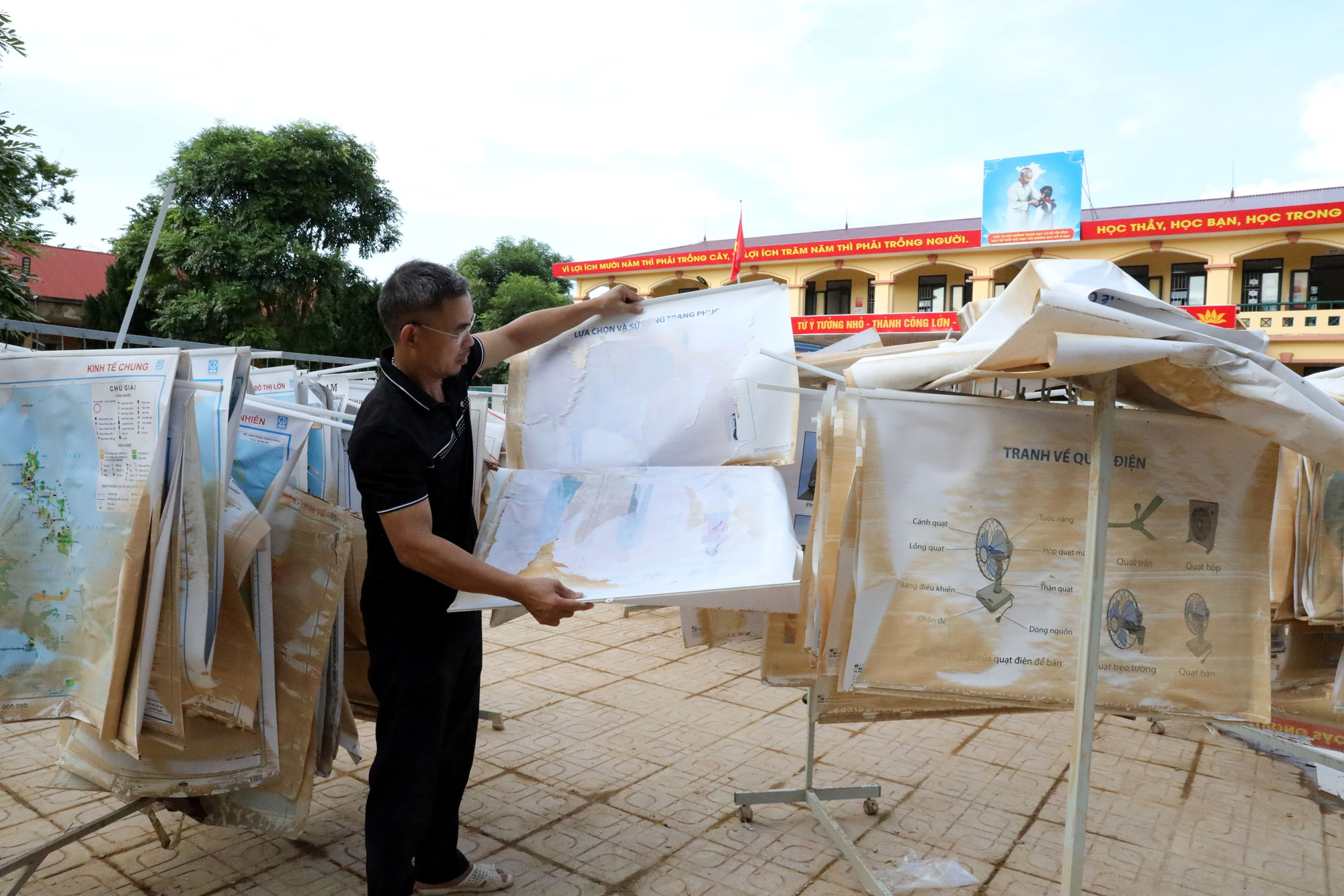 Trường Trung học cơ sở xã Yên Bình bị ngập sâu, 7/11 phòng học ngập nước, nhiều sách vở, đồ dùng học tập bị hư hỏng, thứ hai đầu tuần ngày 13/10 học sinh chưa thể đến lớp. Trường Trung học cơ sở xã Yên Bình bị ngập sâu, 7/11 phòng học ngập nước, nhiều sách vở, đồ dùng học tập bị hư hỏng, thứ hai đầu tuần ngày 13/10 học sinh chưa thể đến lớp.