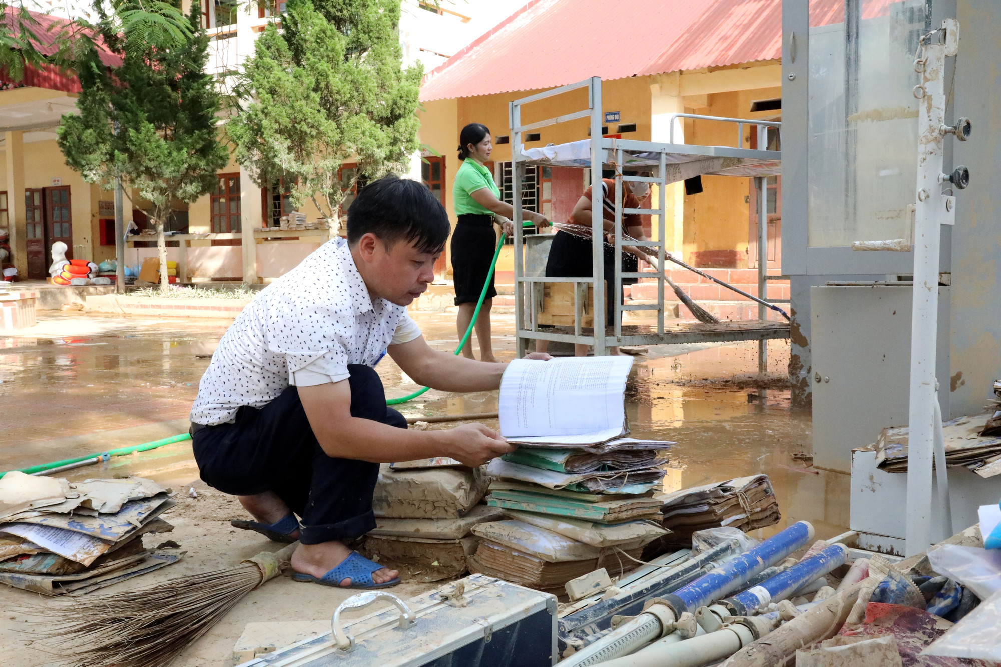 Thầy Hoàng Hữu Dương, Hiệu trưởng Trường Trung học cơ sở xã Yên Bình, đang xem lại những tài liệu, đồ dùng dạy học nào còn dùng được sẽ cố gắng tận dụng. Thầy Hoàng Hữu Dương, Hiệu trưởng Trường Trung học cơ sở xã Yên Bình, đang xem lại những tài liệu, đồ dùng dạy học nào còn dùng được sẽ cố gắng tận dụng.