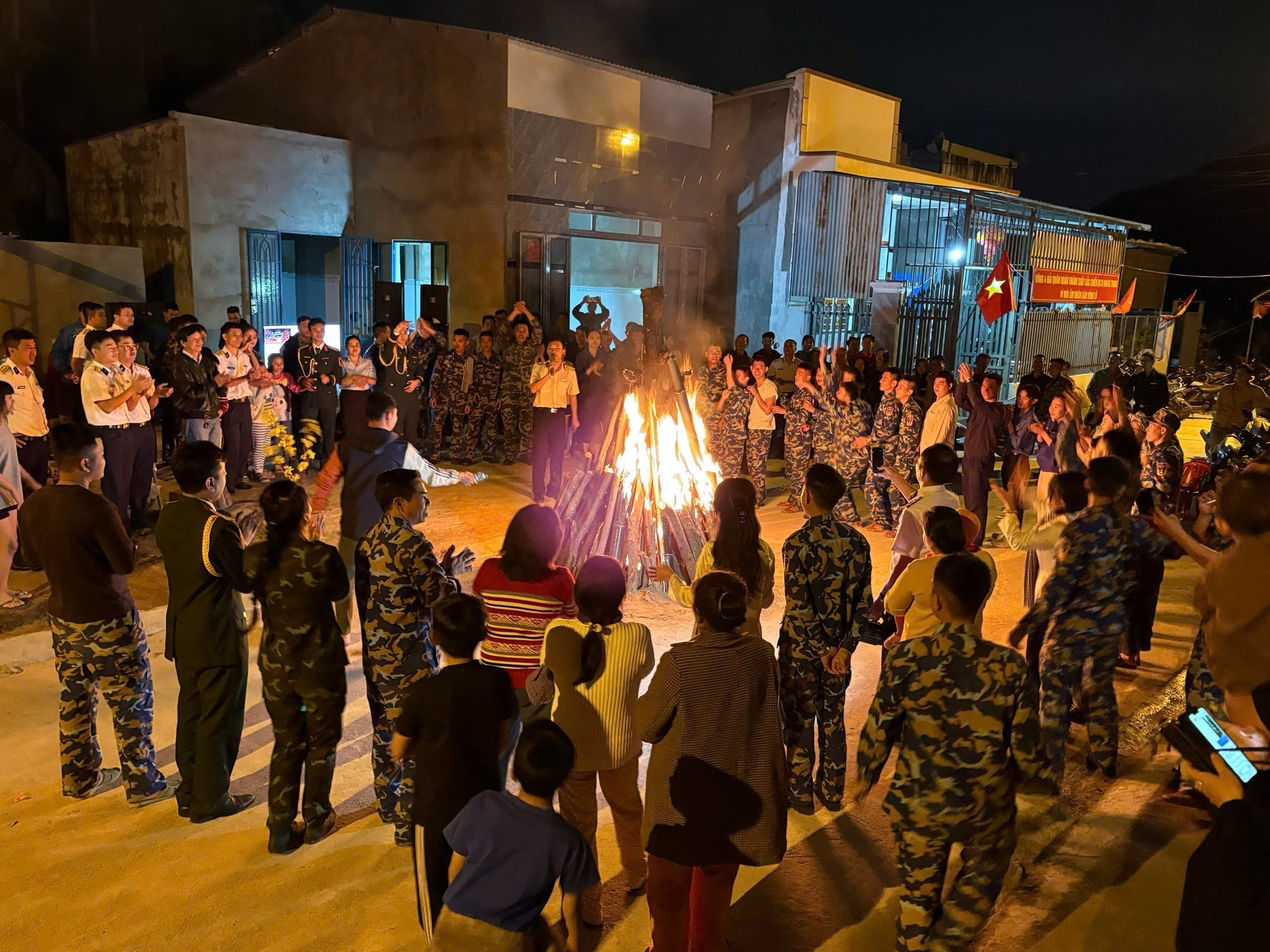 Đêm giao lưu lửa trại với bộ đội sau lễ bàn giao nhà hôm 10/1 tại khu tái định cư Cư Thạnh, xã Suối Hiệp, tỉnh Khánh Hòa giữa lực lượng quân đội xây nhà và người dân tại địa phương rất ấm áp.