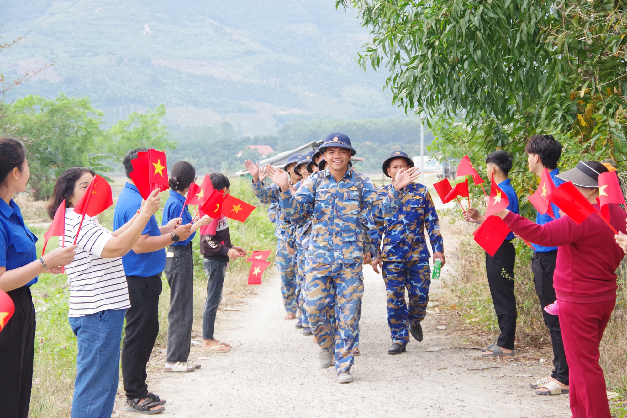 Người dân thôn tái định cư Cư Thạnh, xã Suối Hiệp, nơi có 6 căn nhà được bộ đội xây dựng lại chia tay lực lượng hải quân tham gia làm nhiệm vụ.