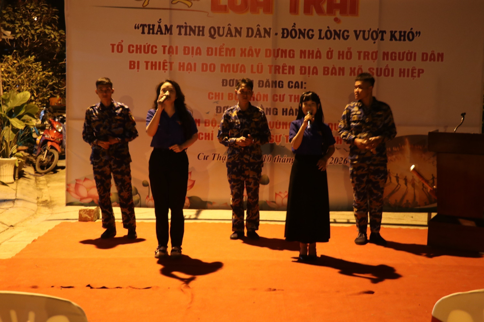 Một tiết mục văn nghệ giữa thanh niên địa phương thôn Cư Thạnh và lực lượng quân đội tham gia làm nhà cho người dân ở xã Suối Hiệp tối 10/1/2025.