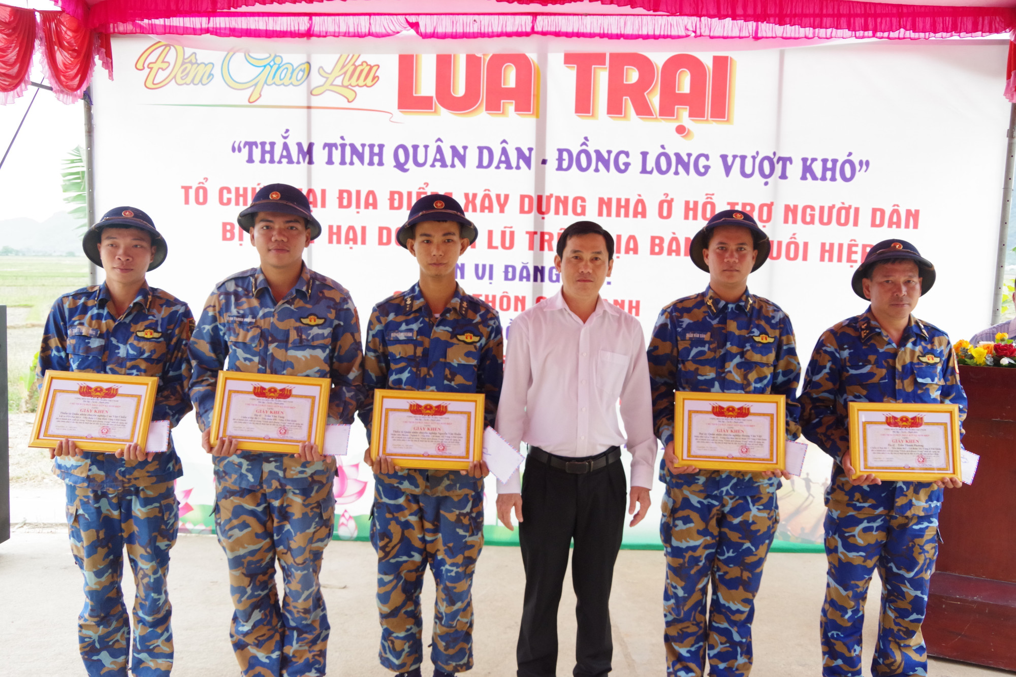 Chính quyền địa phương xã Suối Hiệp tặng giấy khen cho lực lượng quân đội có thành tích xuất sắc trong việc dựng lại nhà ở cho người dân vùng lũ, theo chiến dịch Quang Trung.