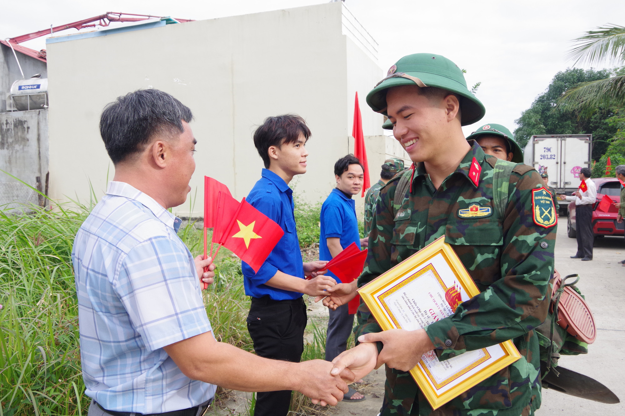Bộ đội chia tay người dân trở về đơn vị nhận nhiệm vụ mới sau khi hoàn thành việc xây dựng nhà ở cho nhân dân theo chiến dịch Quang Trung.