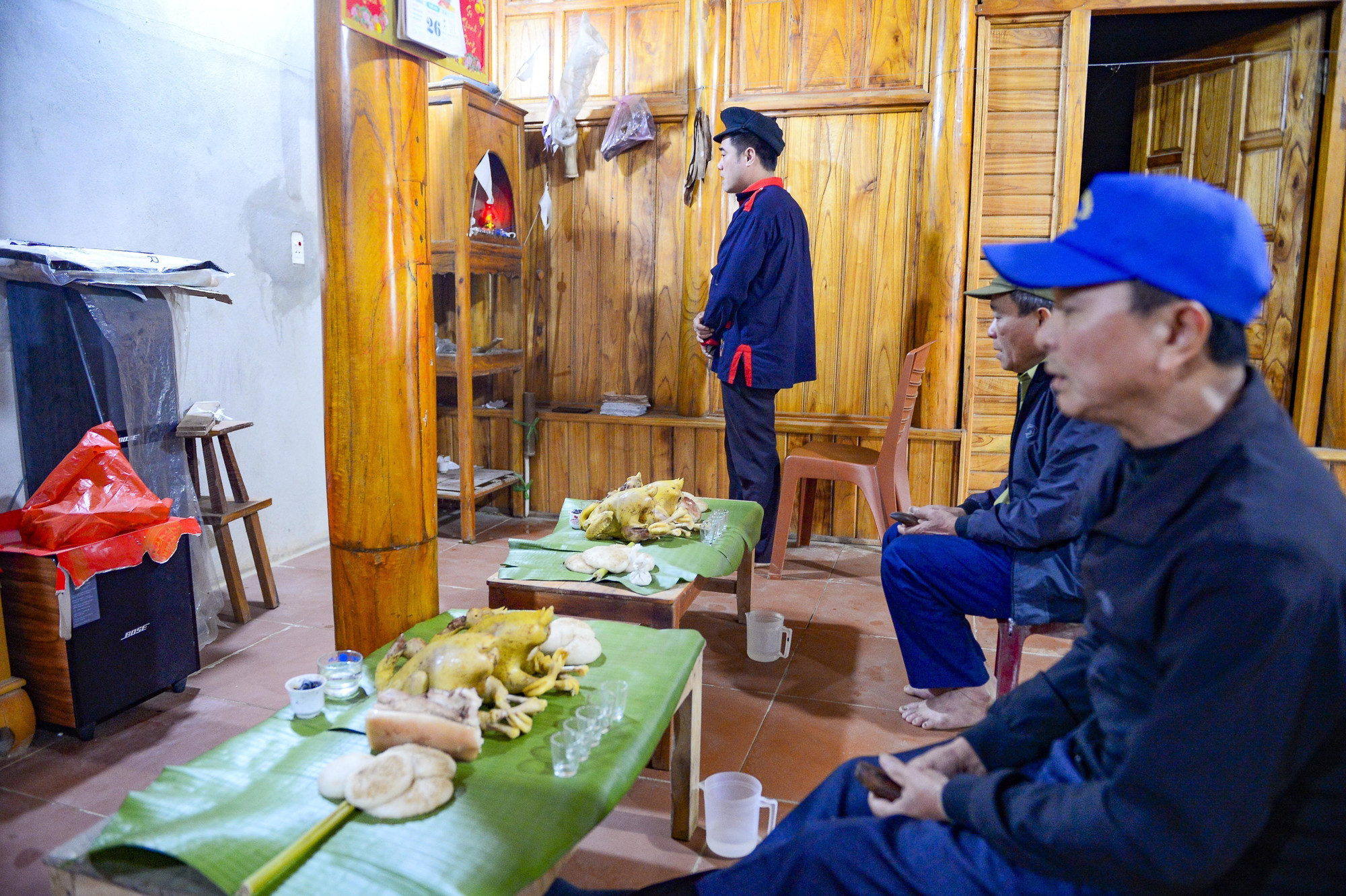 Nghi lễ cúng Tết năm cùng do 3 thầy cúng thông thạo tiếng Dao cổ hành lễ.