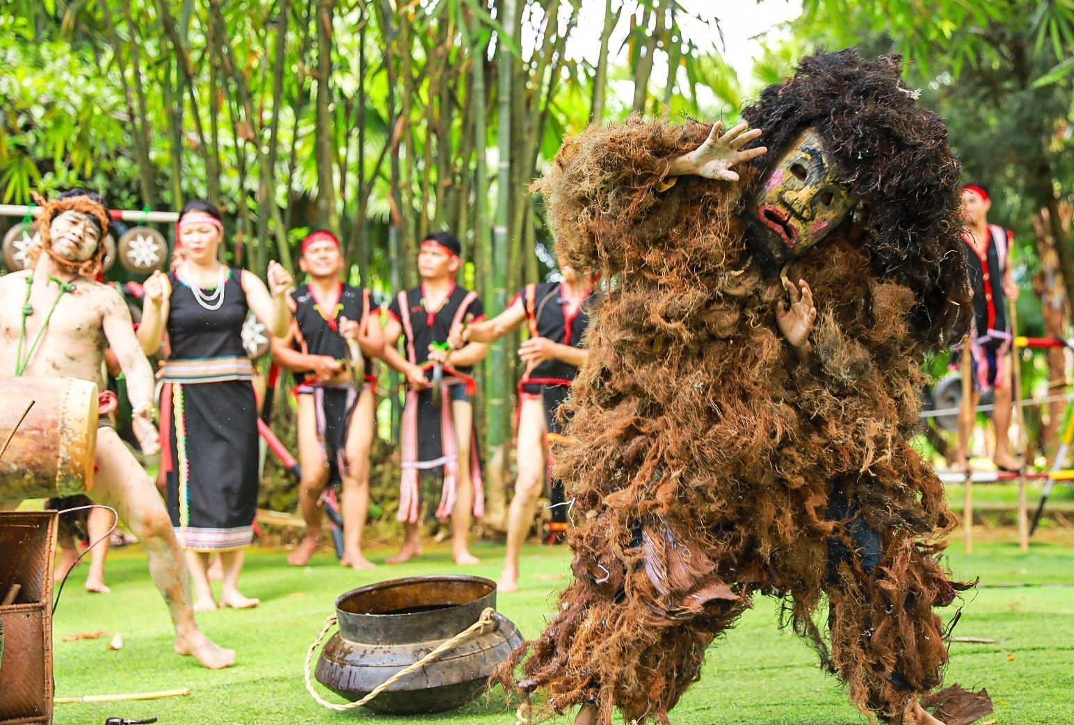 Thực hiện các nghi lễ của Lễ cúng giọt nước. Thực hiện các nghi lễ của Lễ cúng giọt nước.