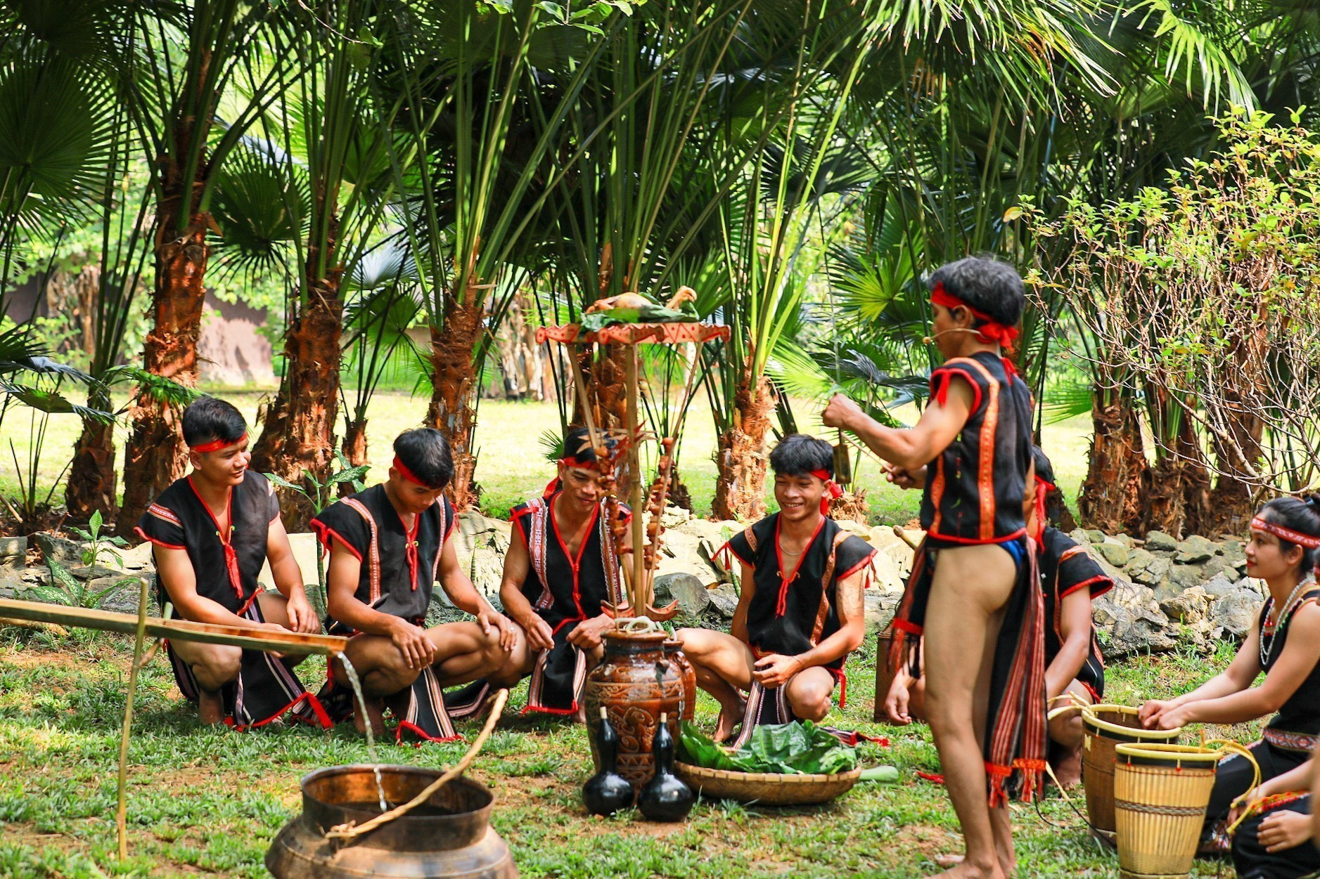 Thực hiện các nghi lễ của Lễ cúng giọt nước. le-cung-giot-nuoc-cua-dong-bao-ba-na-3.jpg