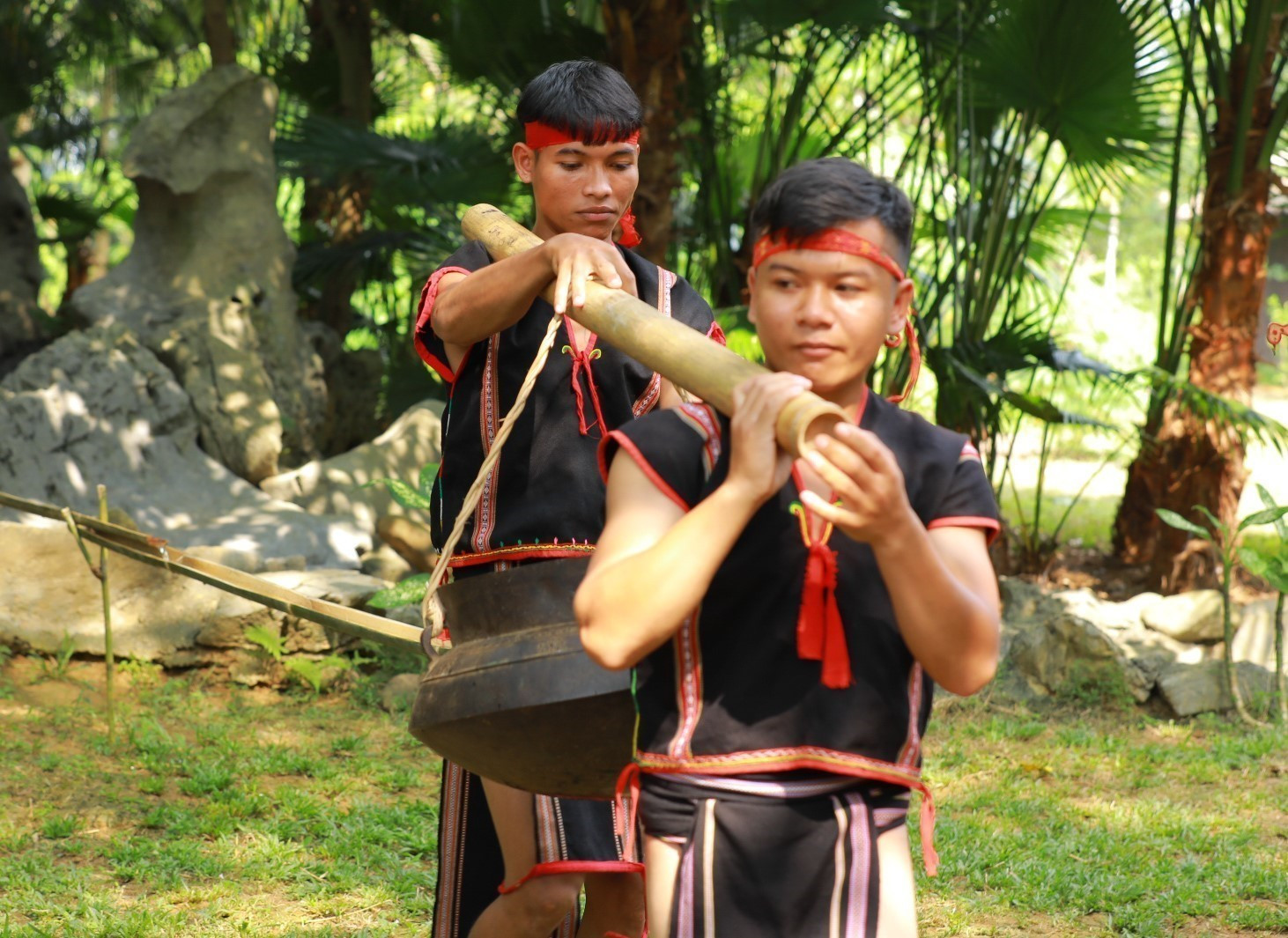 Nước lấy để cúng được hứng trực tiếp từ sông, suối. Nước lấy để cúng được hứng trực tiếp từ sông, suối.