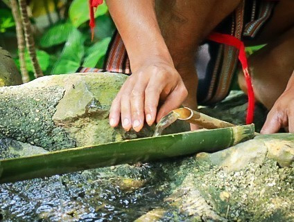 Nước lấy để cúng được hứng trực tiếp từ sông, suối. le-cung-giot-nuoc-cua-dong-bao-ba-na-6.jpg